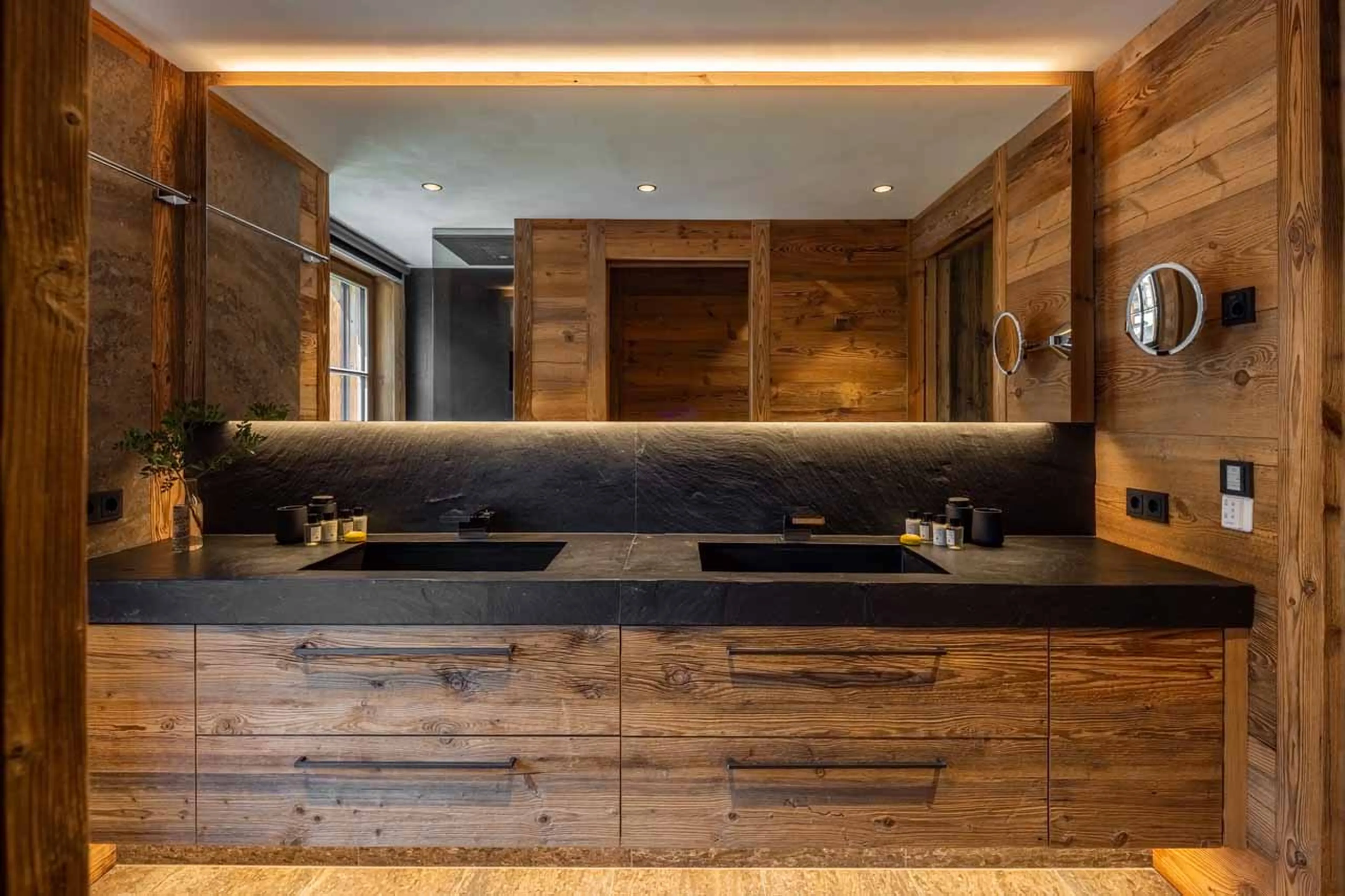 Bedroom 2 en-suite at Chalech 3 in Lech