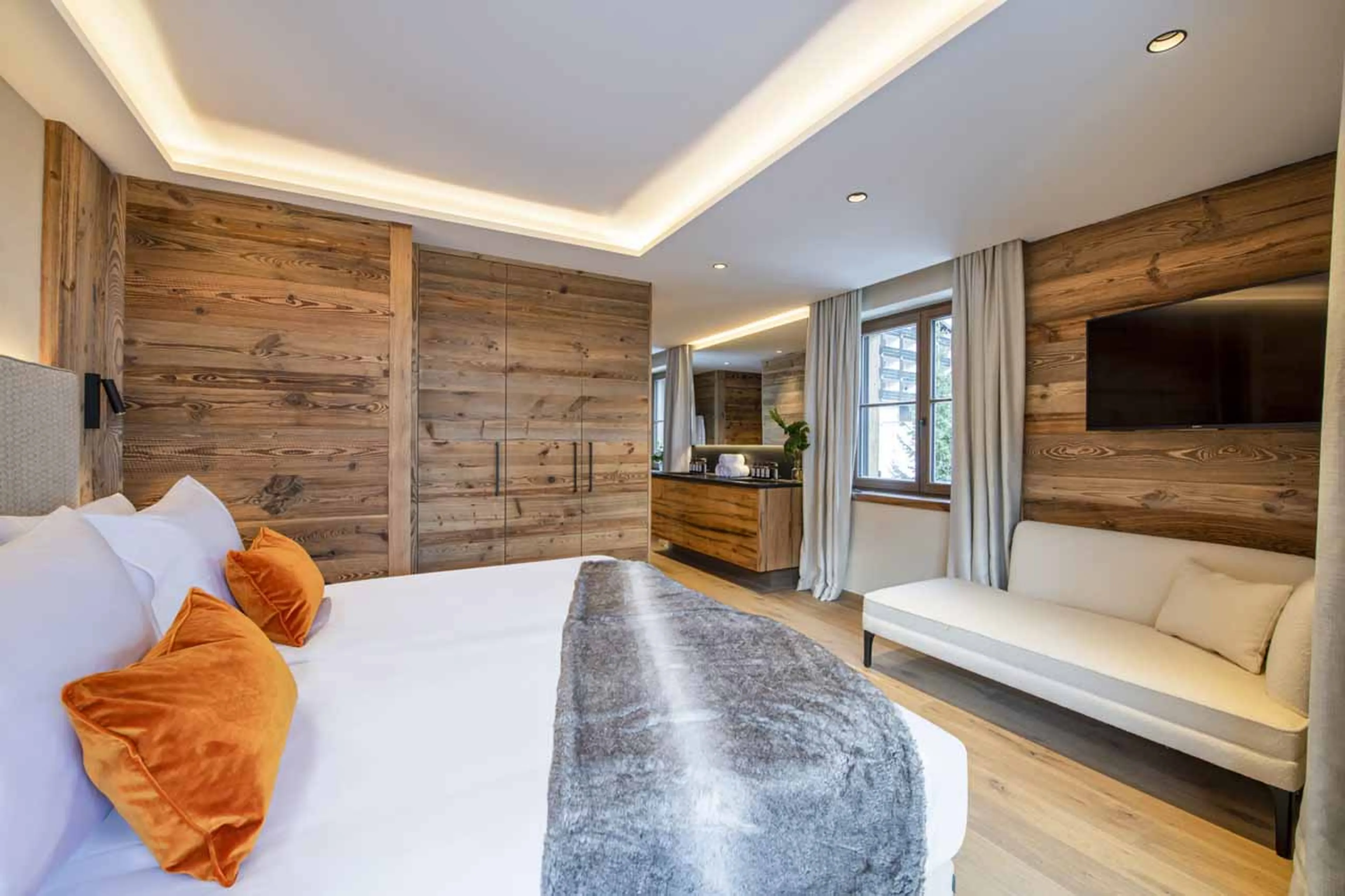 Sofa and TV in double bedroom at Chalech 4 in Lech