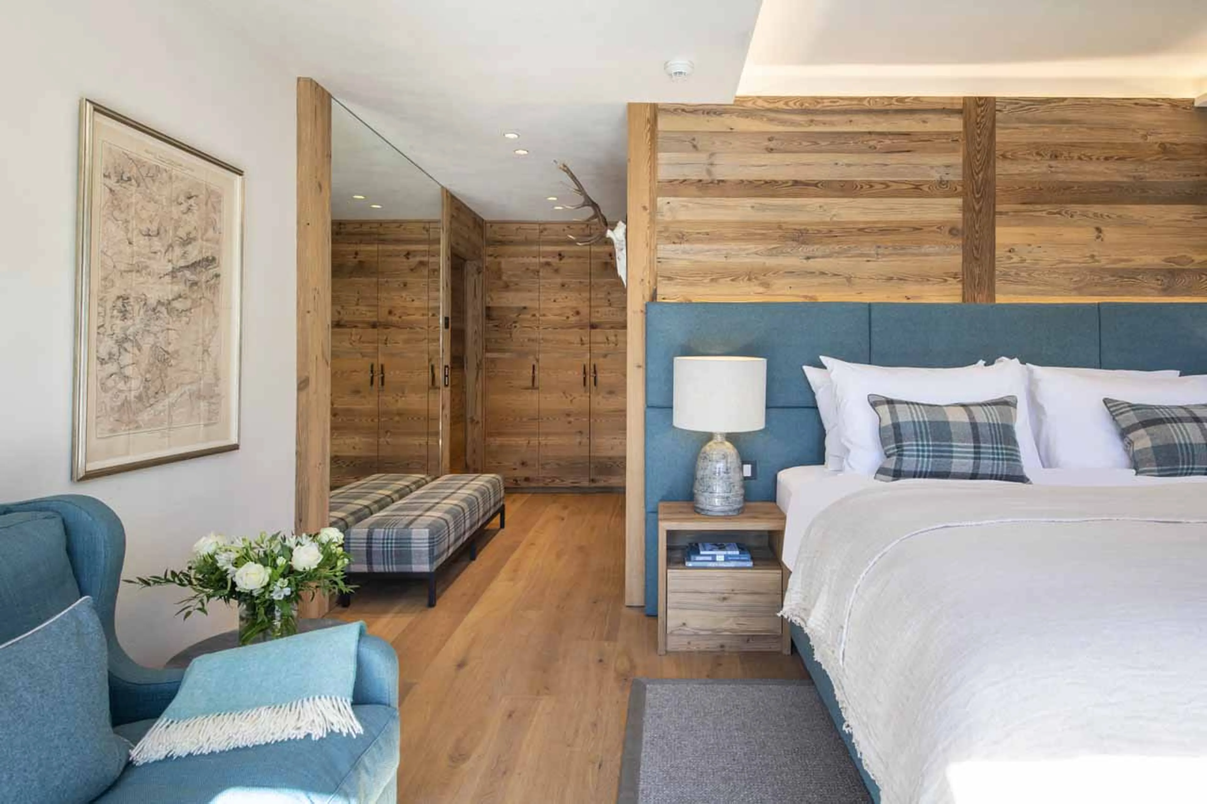 Sofa and wardrobe space at Chalech S in Lech