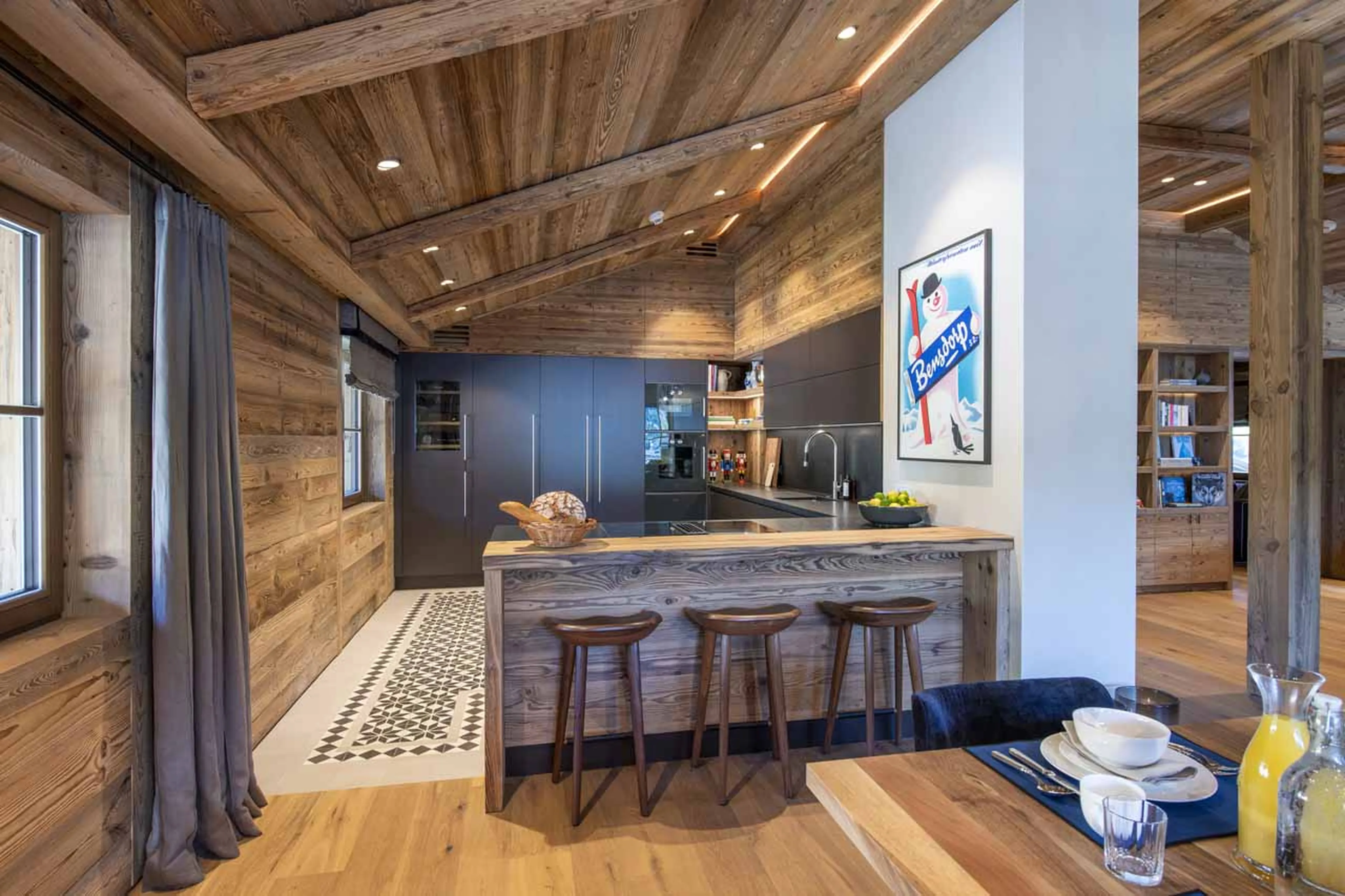 Kitchen with breakfast bar at Chalech S in Lech