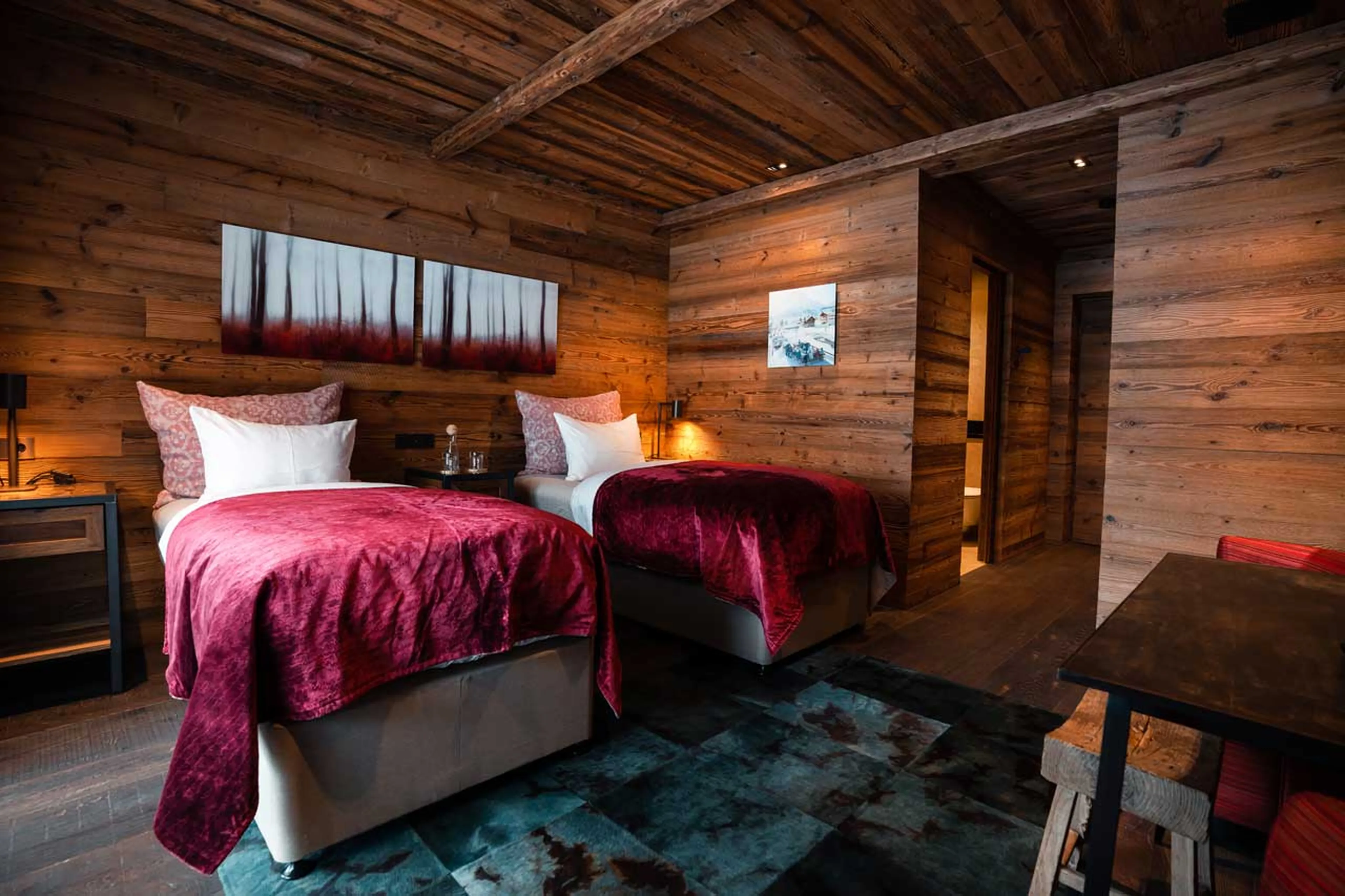 Twin beds and terrace access in double bedroom in Chalet 1551 in Lech