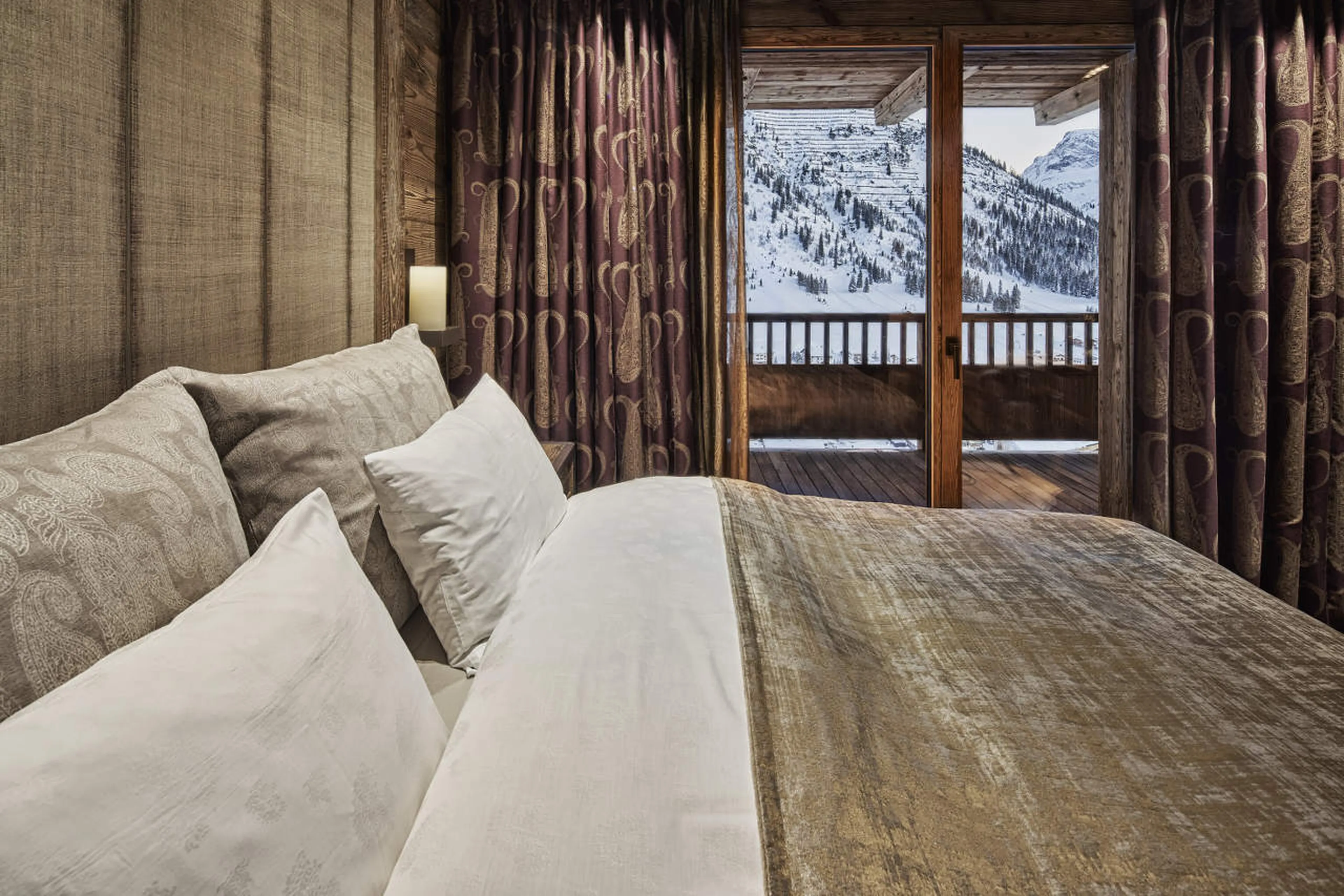 En-suite bedroom with double bed and access to balcony, Chalet 1551 in Lech