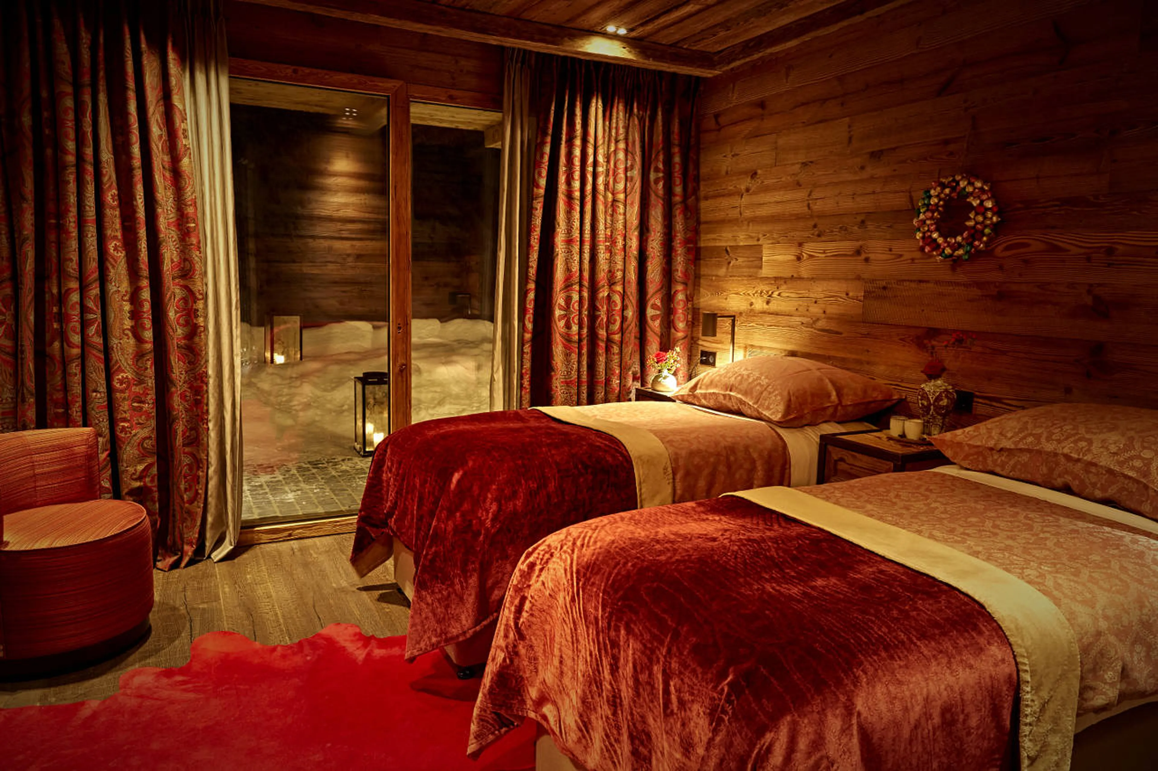 Twin beds and terrace access in double bedroom in Chalet 1551 in Lech
