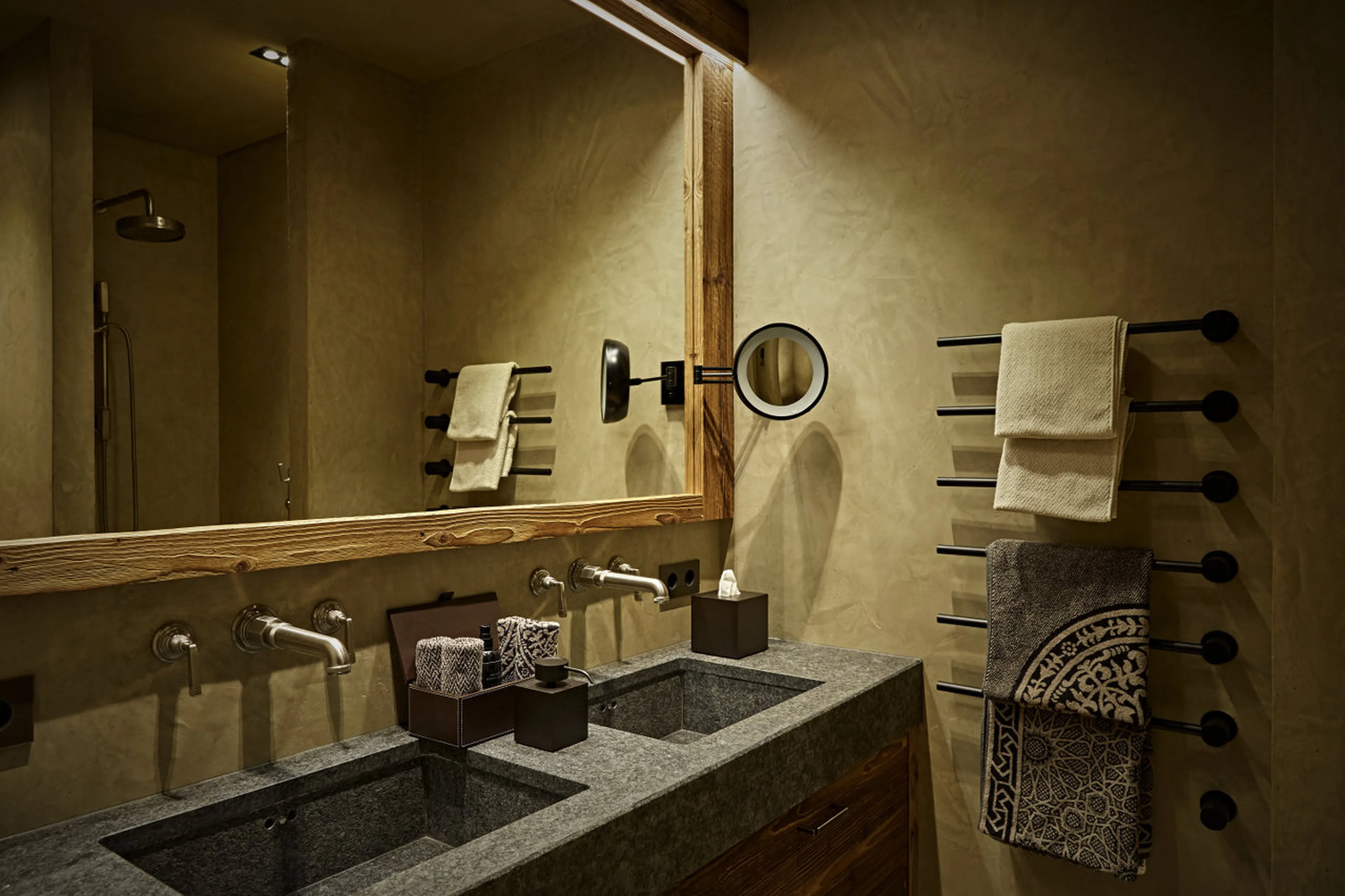 En-suite shower room to twin bedroom in Chalet 1551 in Lech