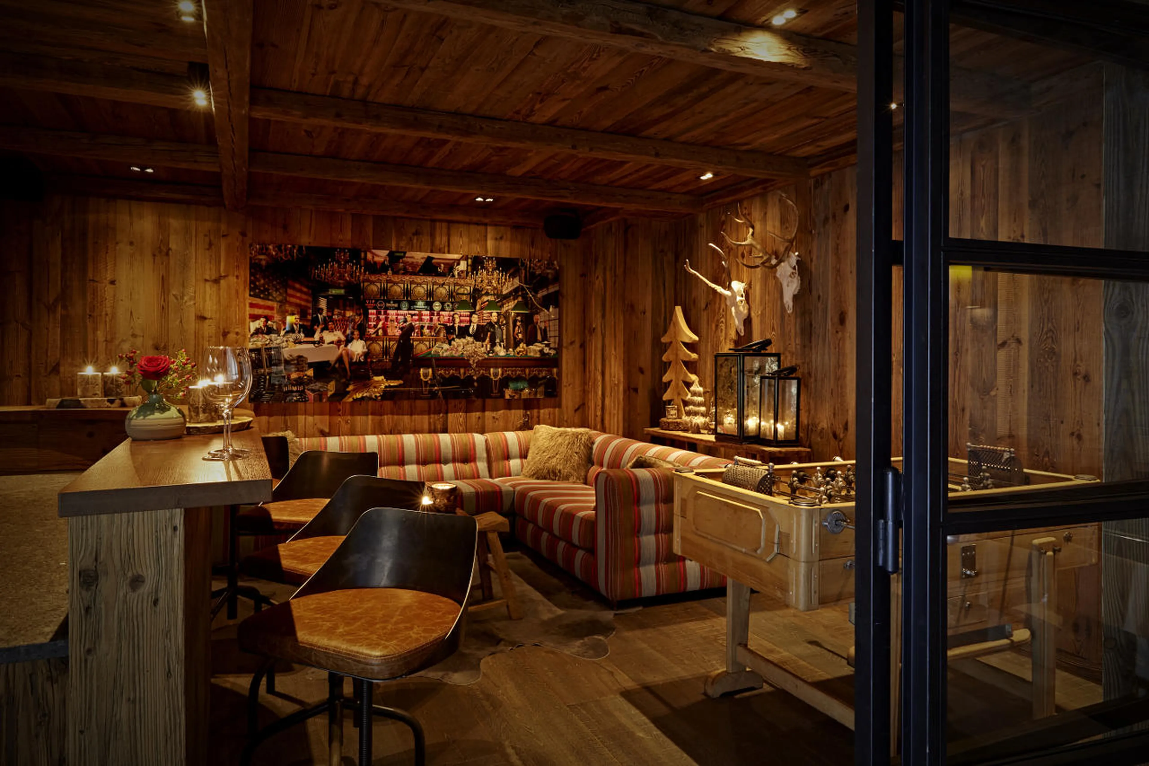 Comfortable couch in the sports bar of Chalet 1551 in Lech