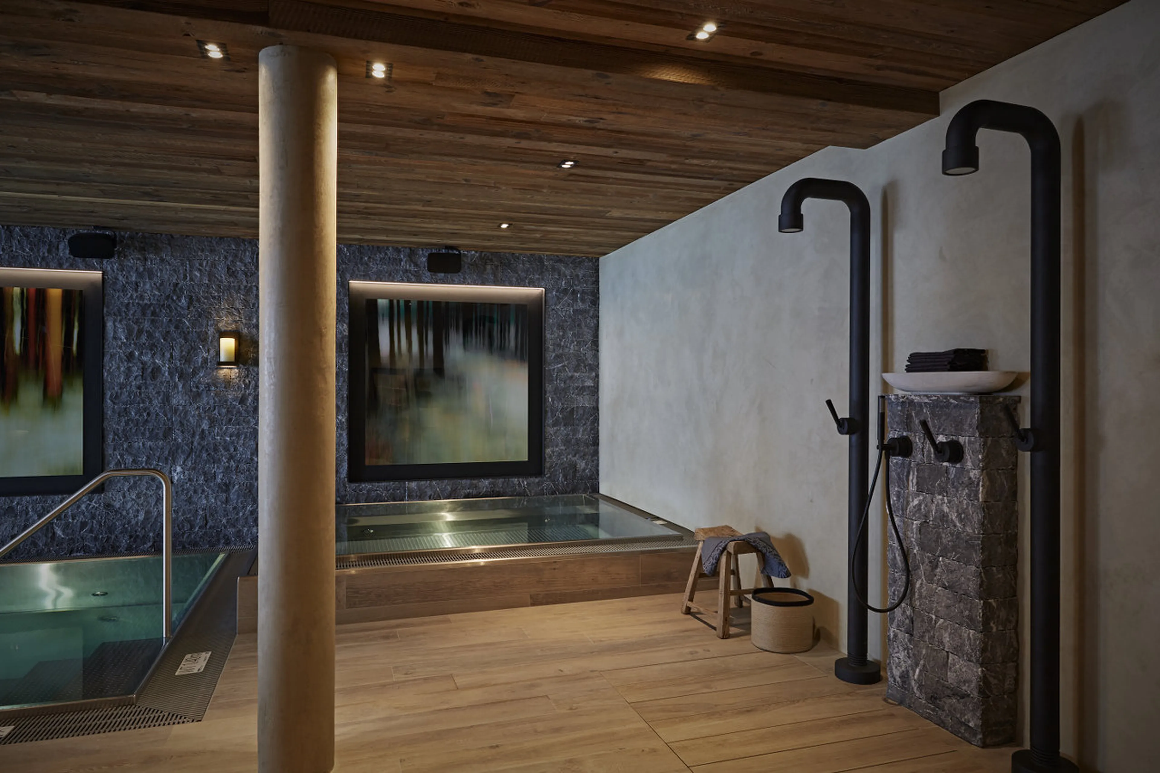 Indoor Jacuzzi and pool in spa of Chalet 1551 in Lech