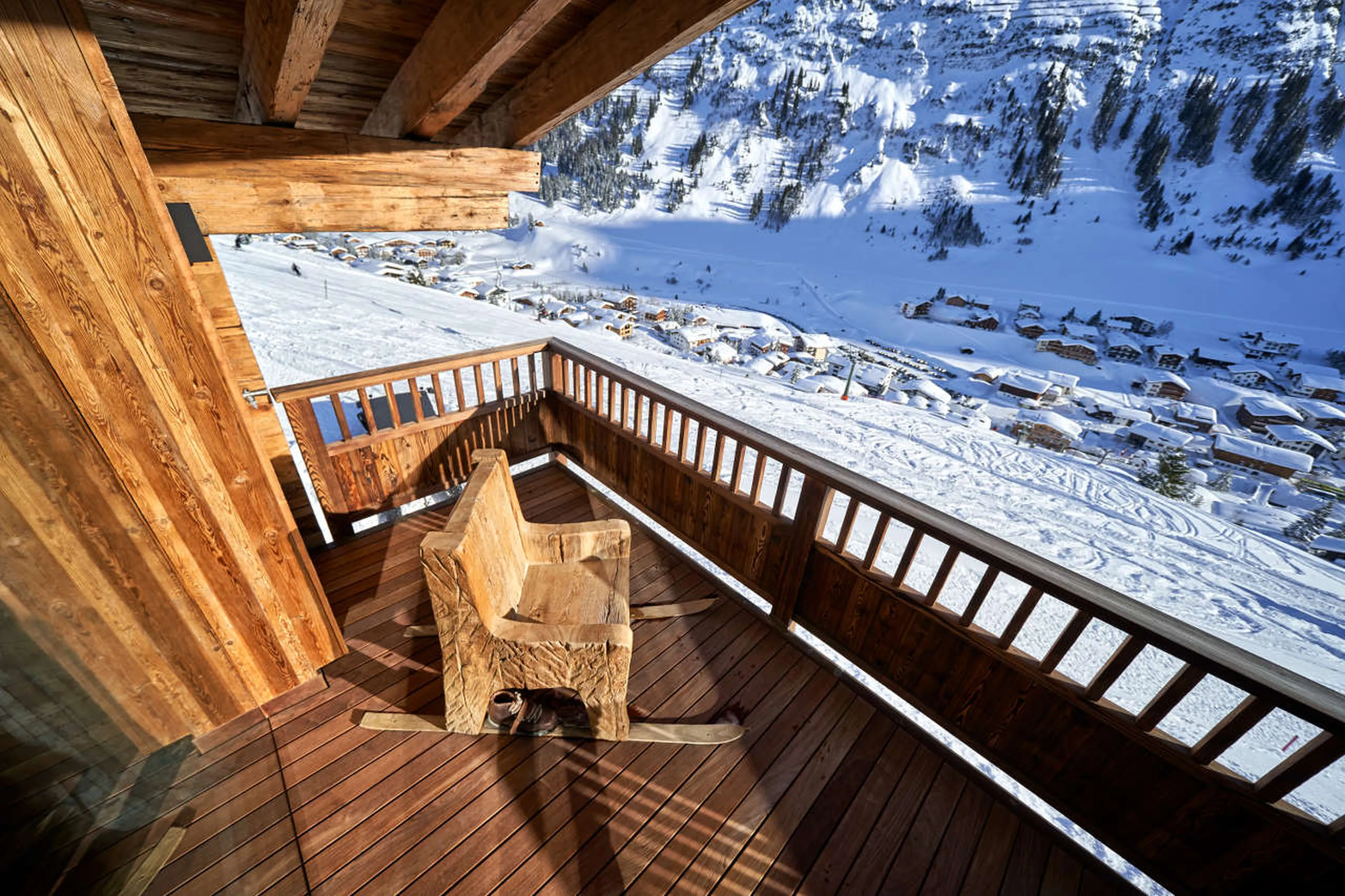 South-facing balcony with an open fireplace in Chalet 1551 in Lech
