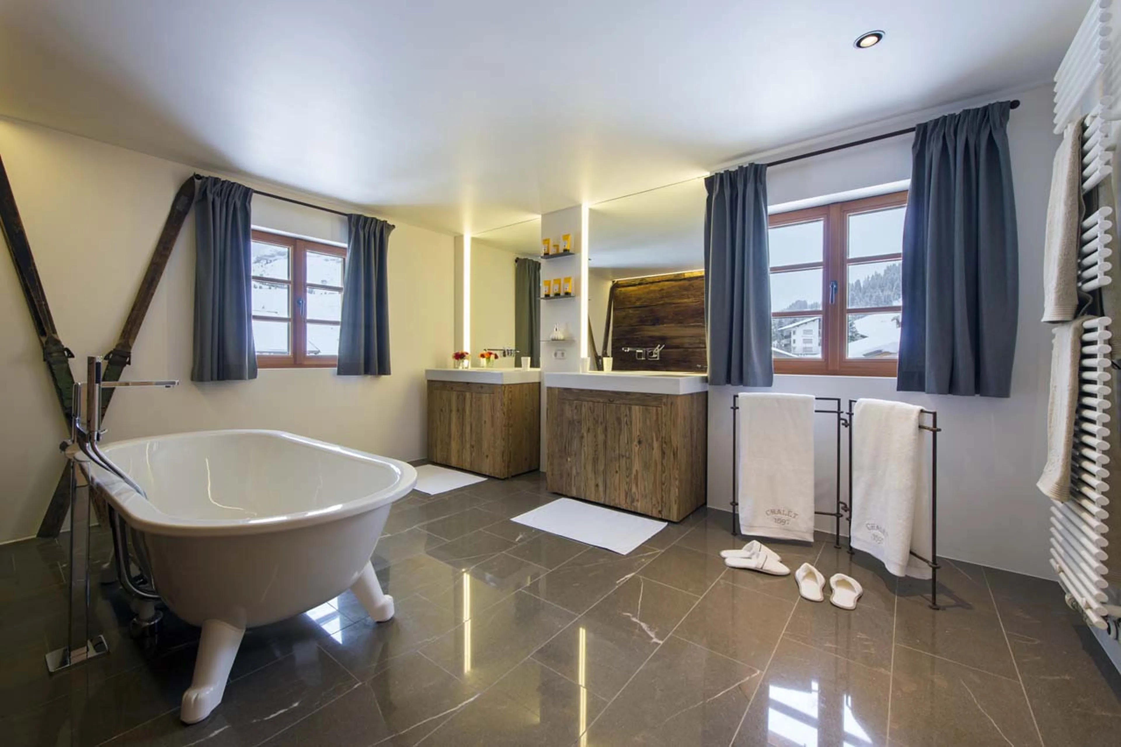 Free standing bath in en suite master bathroom in Chalet 1597 in Lech