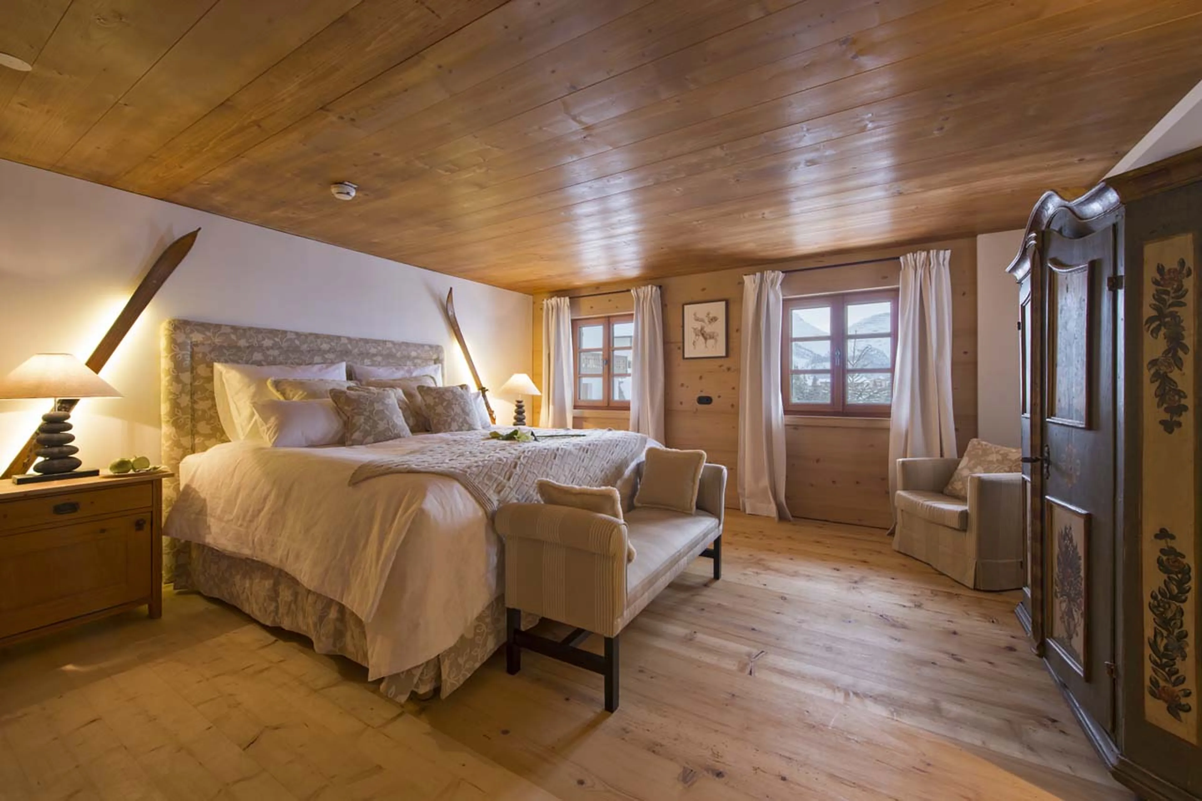 Chalet 1597’s second master bedroom suite with view on the mountains around Lech
