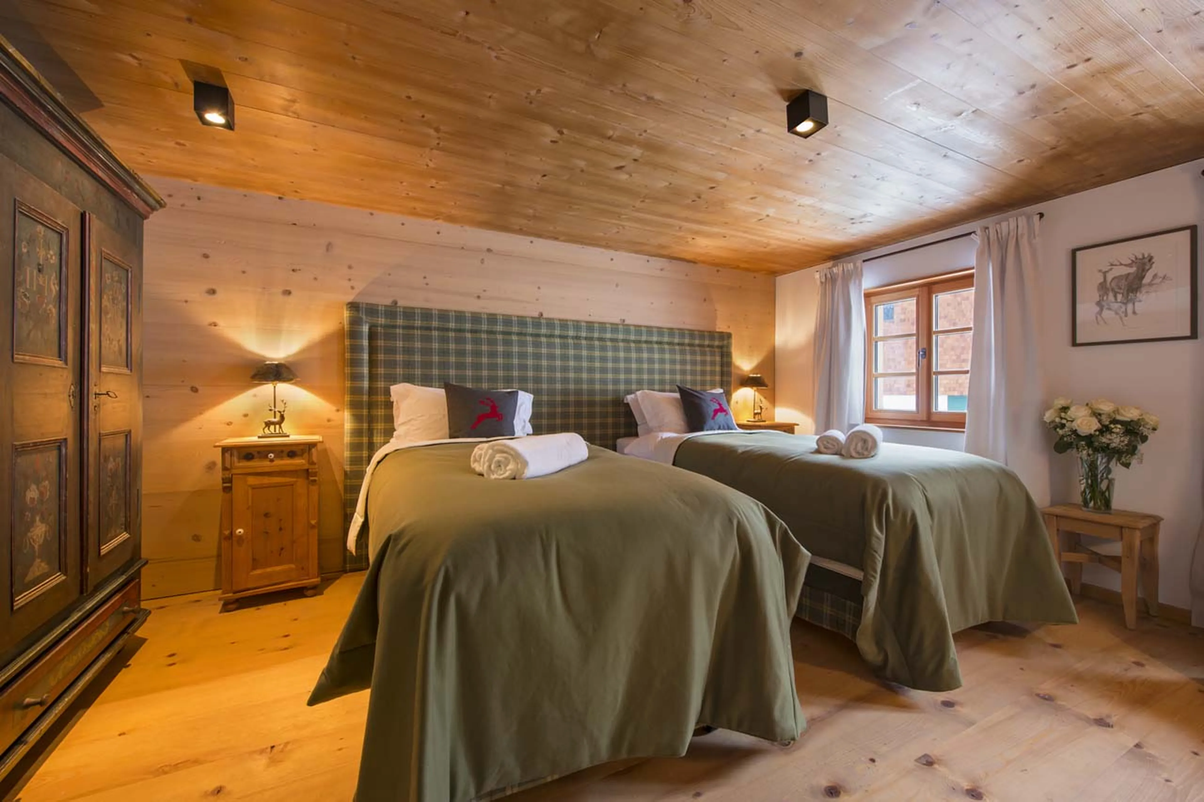 Bedroom suite with twin beds in Chalet 1597 in Lech