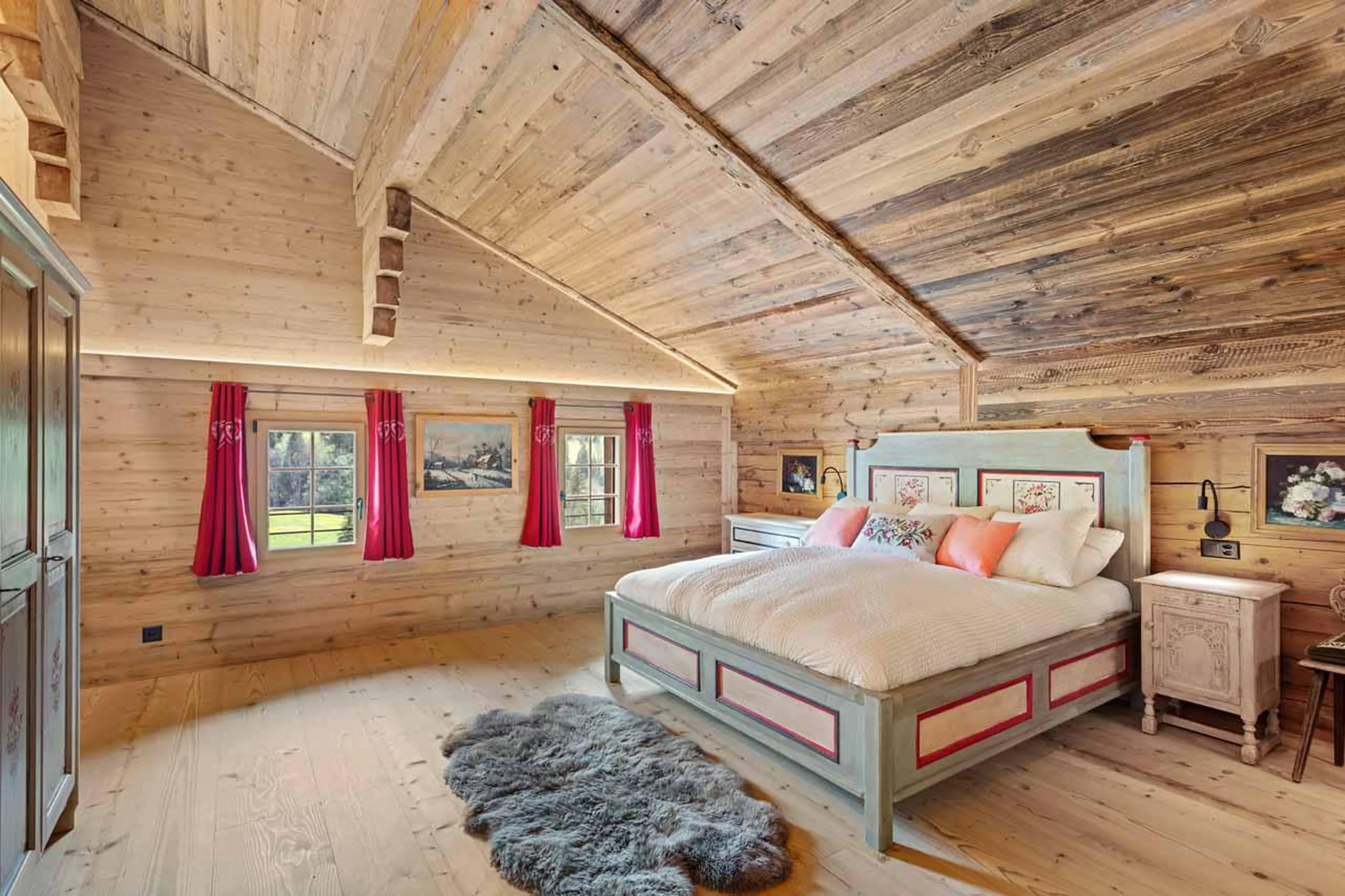 Bright double bedroom in Chalet 1808, Gstaad