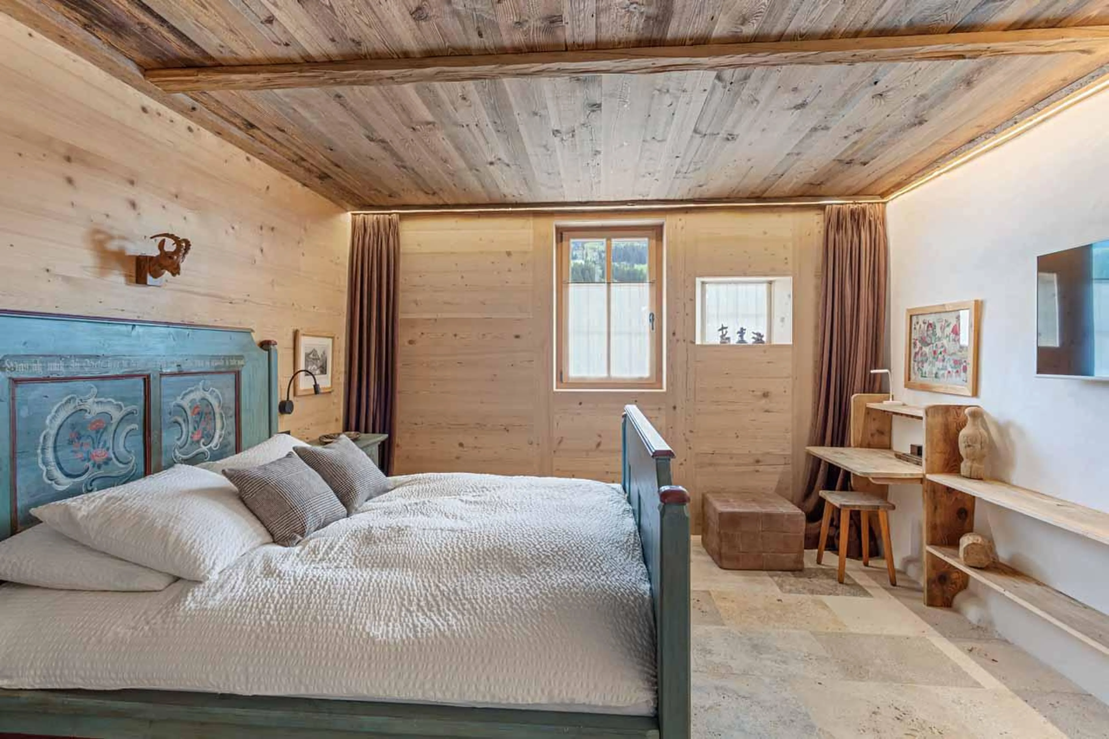 Double bedroom with desk in Chalet 1808, Gstaad