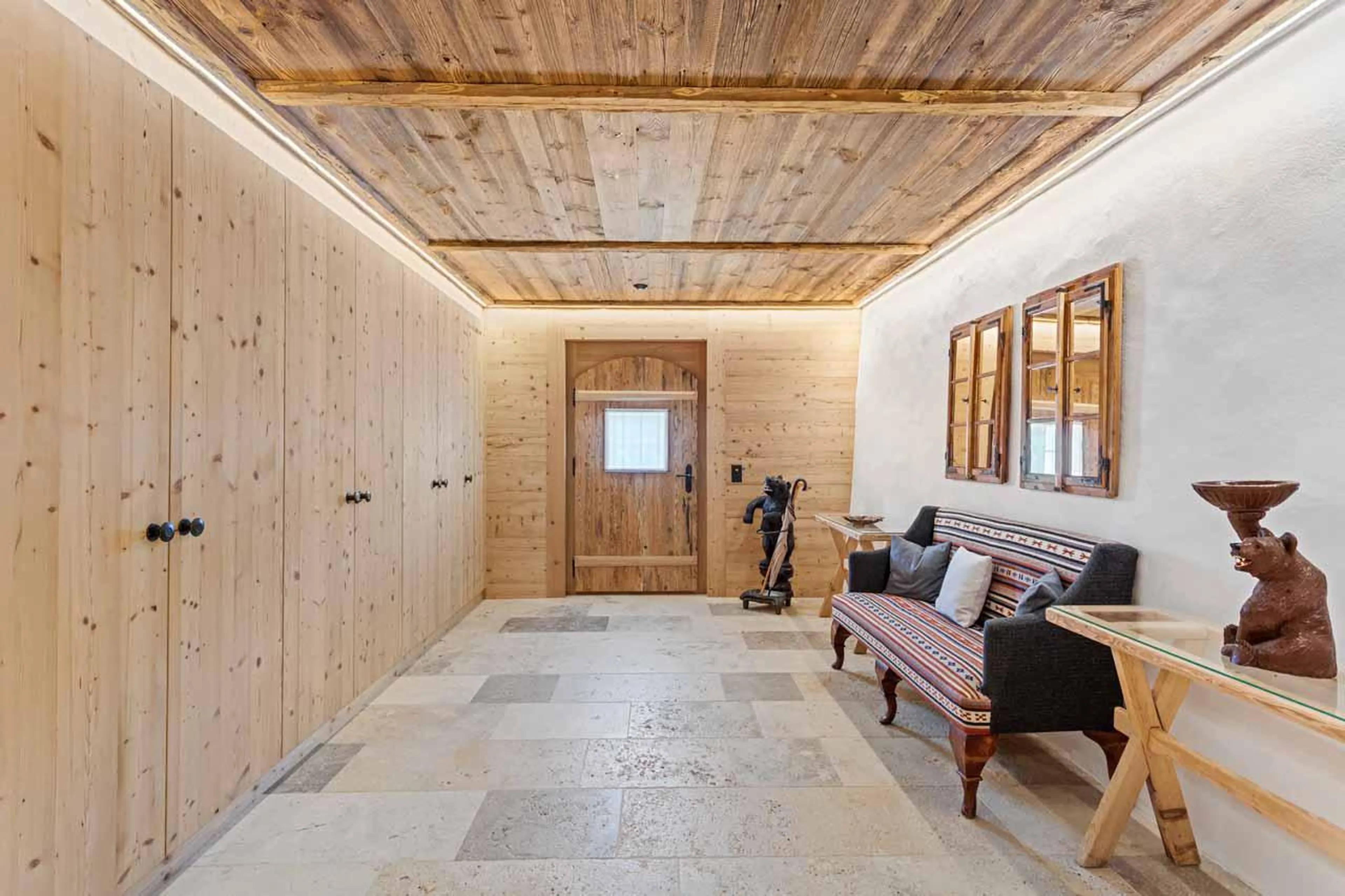 Entrance hall with storage in Chalet 1808, Gstaad