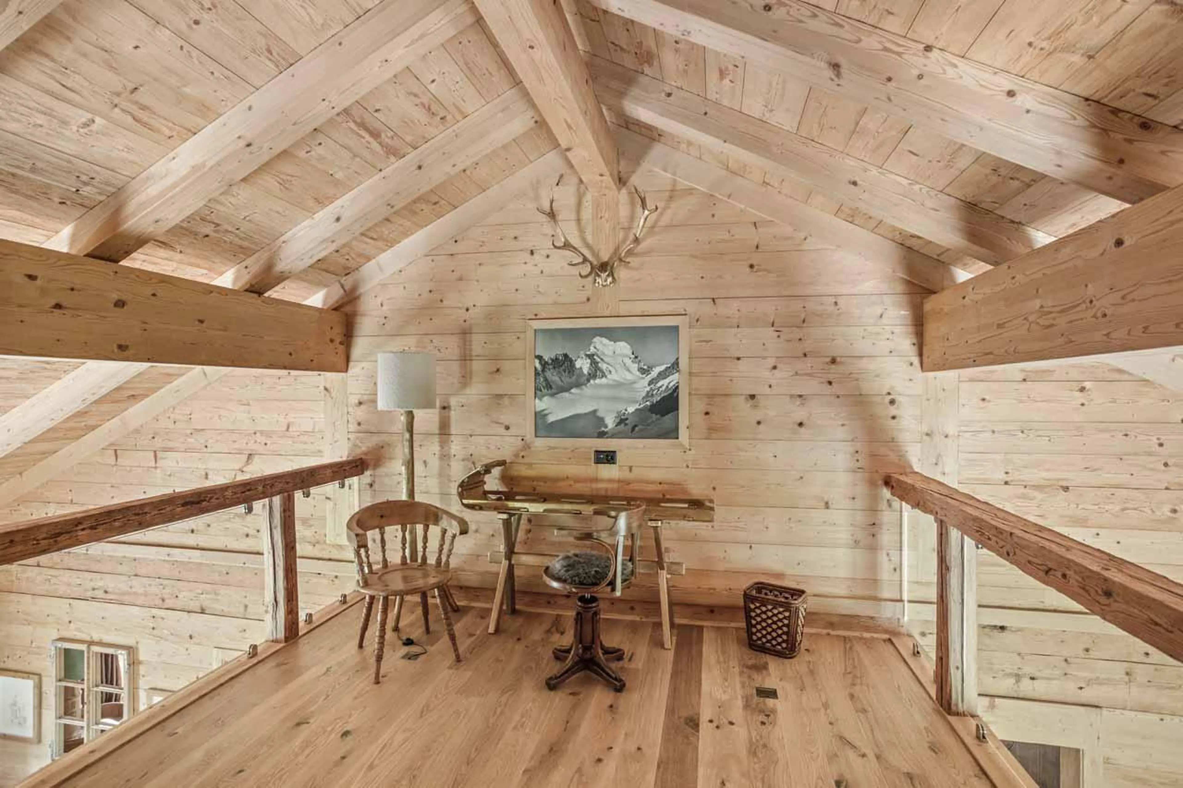 Mezzanine with desk in Chalet 1808, Gstaad
