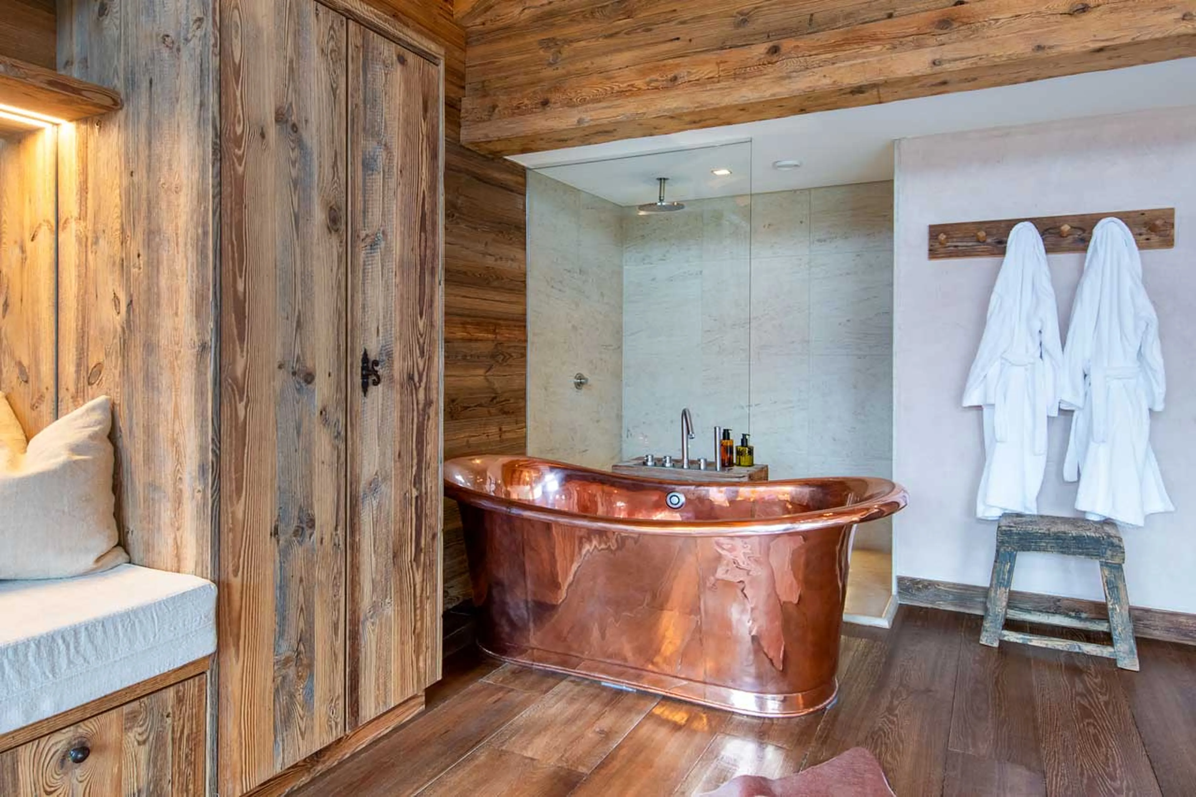 Shower and copper bath in Chalet 1936 in Verbier