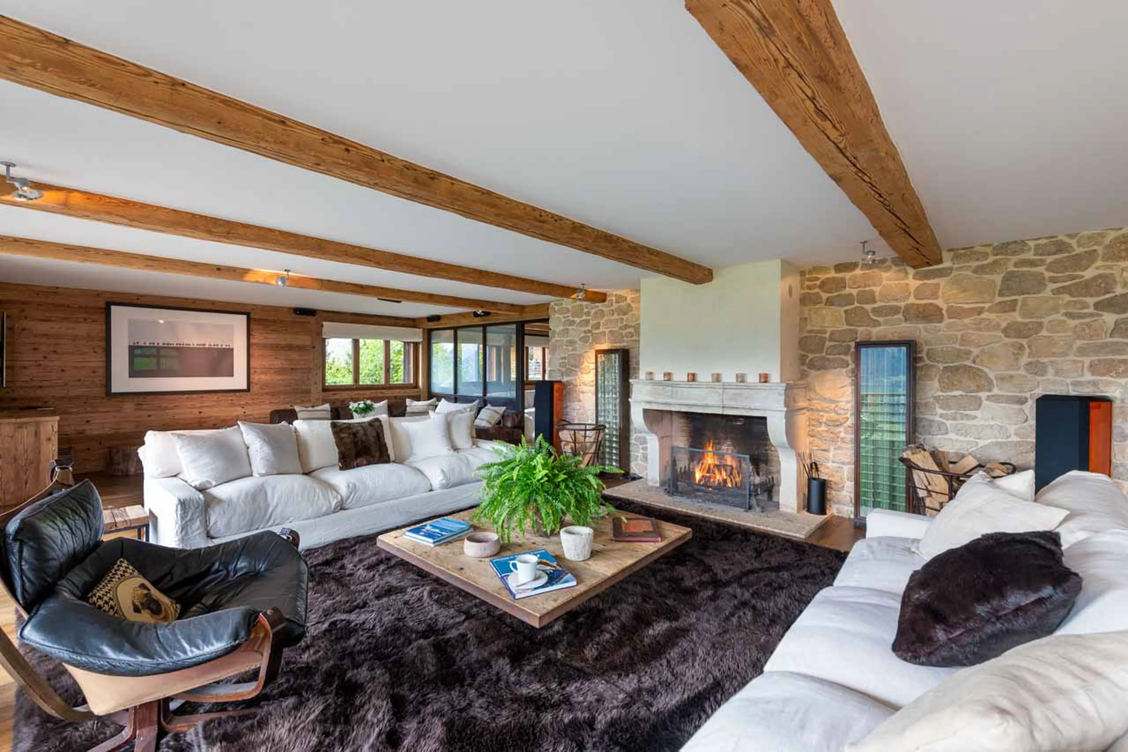 Open plan living area in Chalet 1936 in Verbier