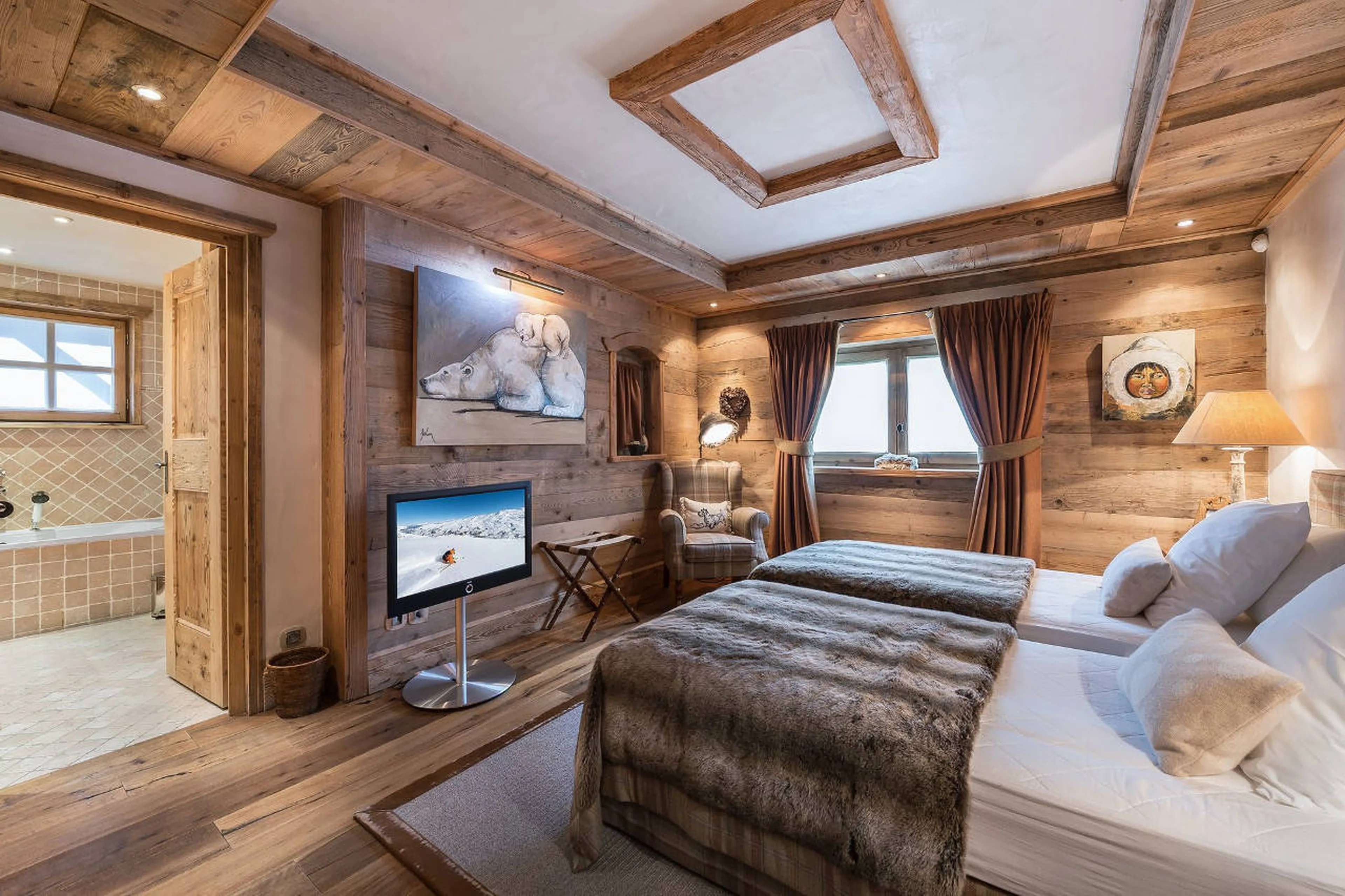 Double/twin en suite bedroom in Chalet 3 Soeurs in Courchevel 1850