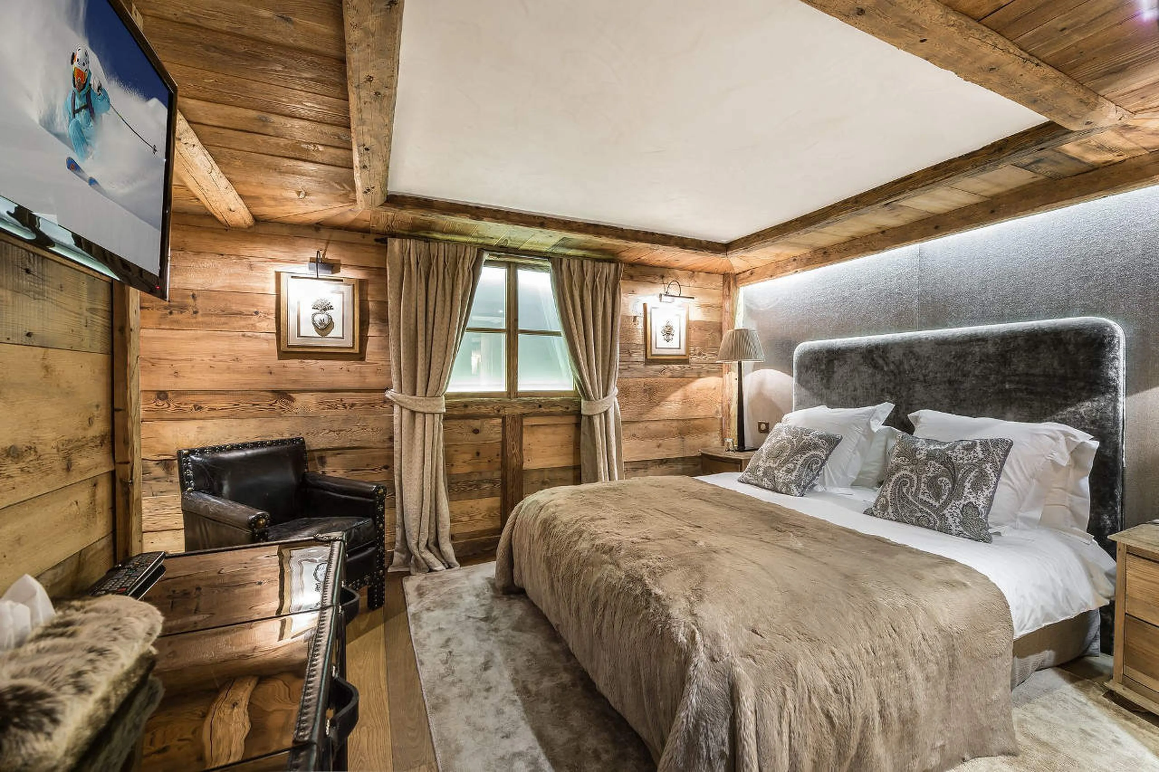 Double bedroom with en suite shower room in Chalet 3 Soeurs in Courchevel 1850