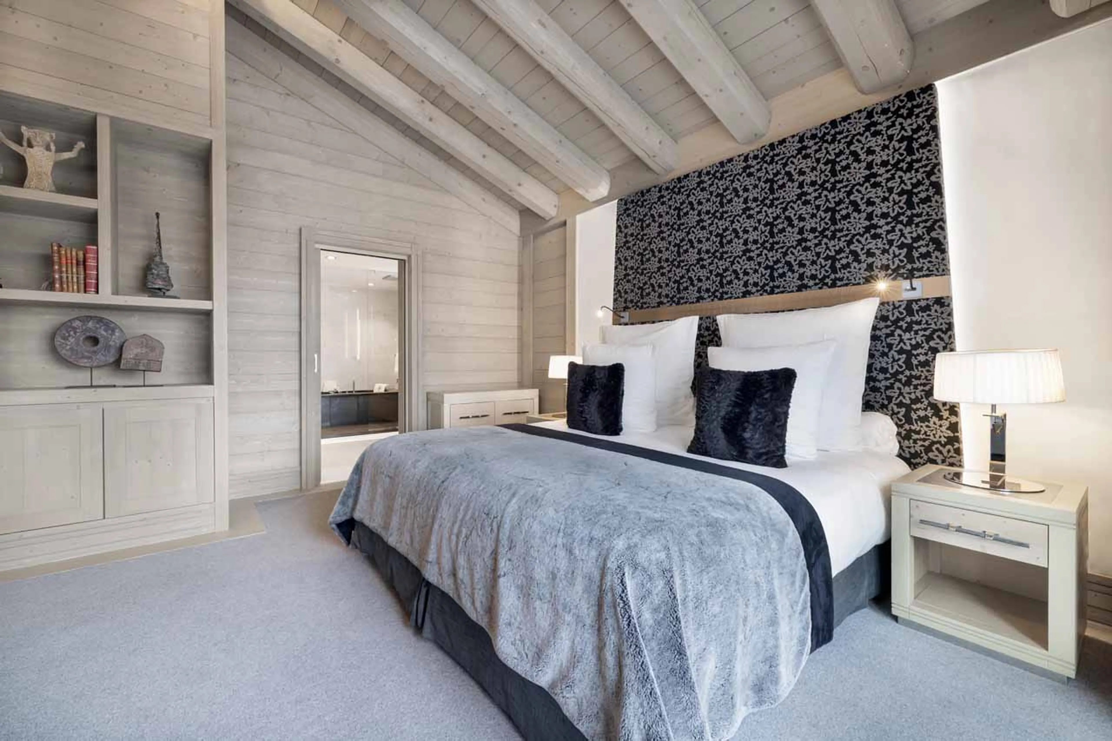 Double bed bedroom with dressing room and terrace entrée in Chalet Abruzzes in Courchevel 1850