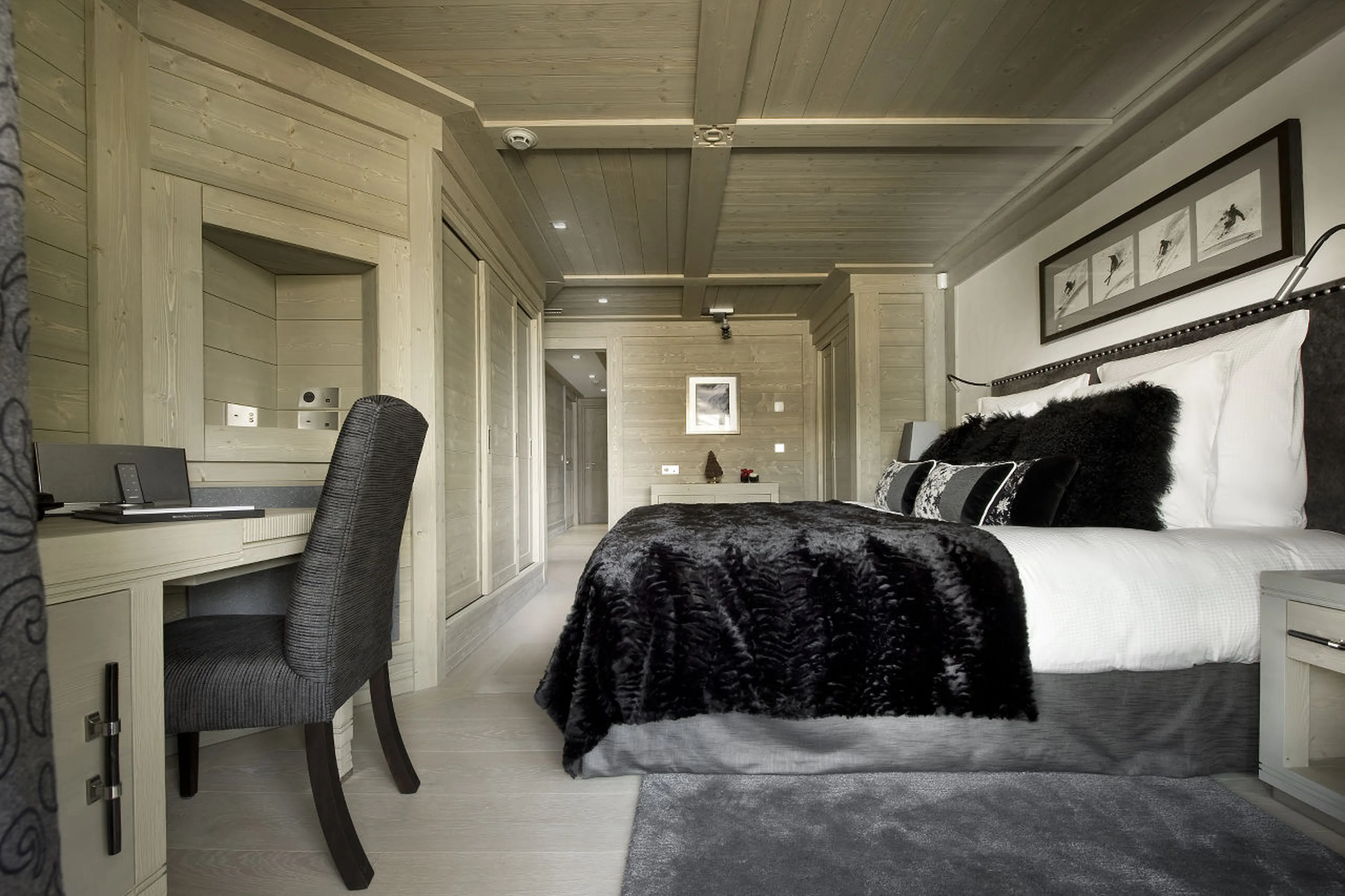 Double bedroom with en suite bathroom and balcony access in Chalet Abruzzes in Courchevel 1850