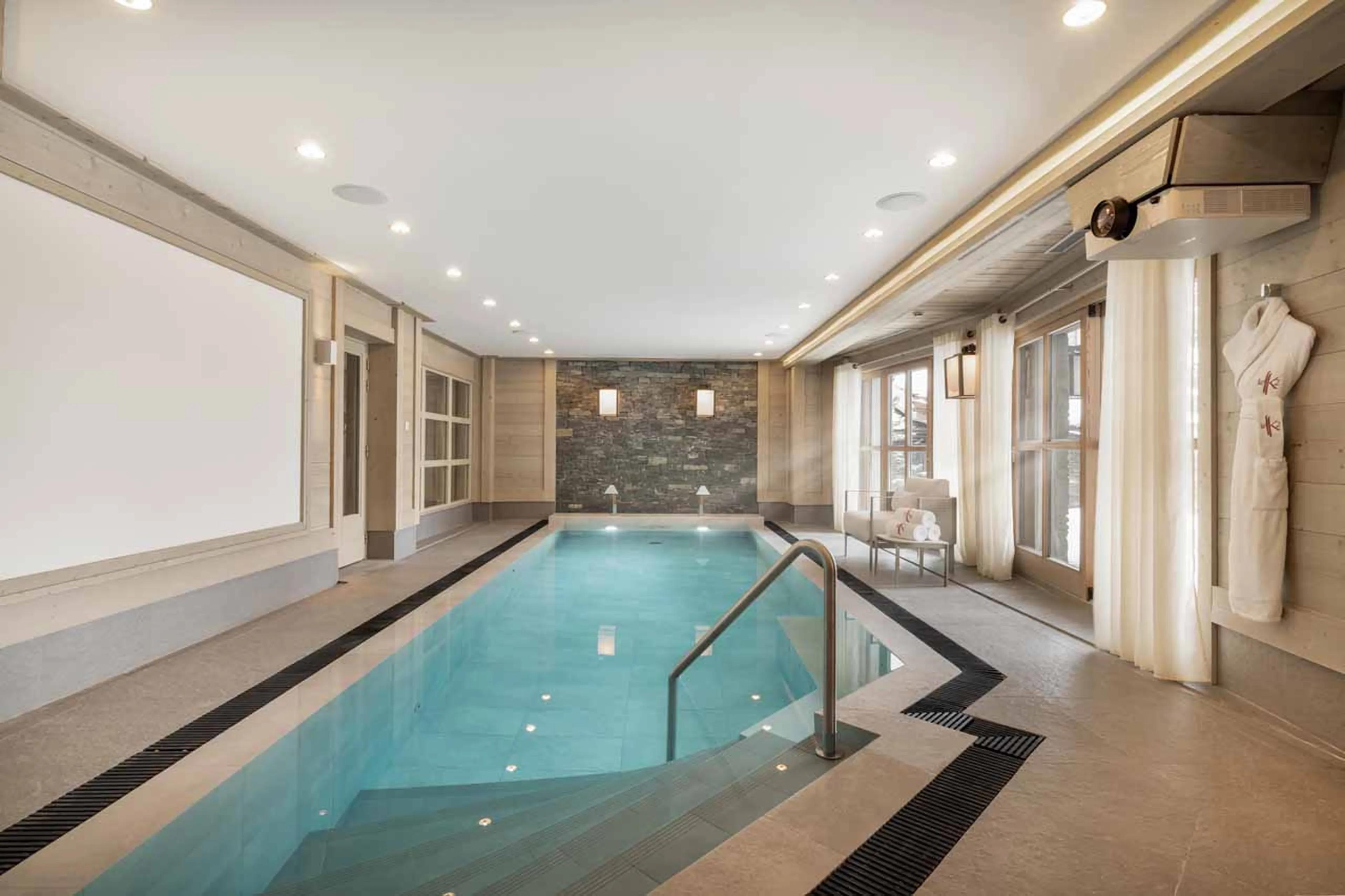 Heated indoor swimming pool with jet stream in Chalet Abruzzes in Courchevel 1850