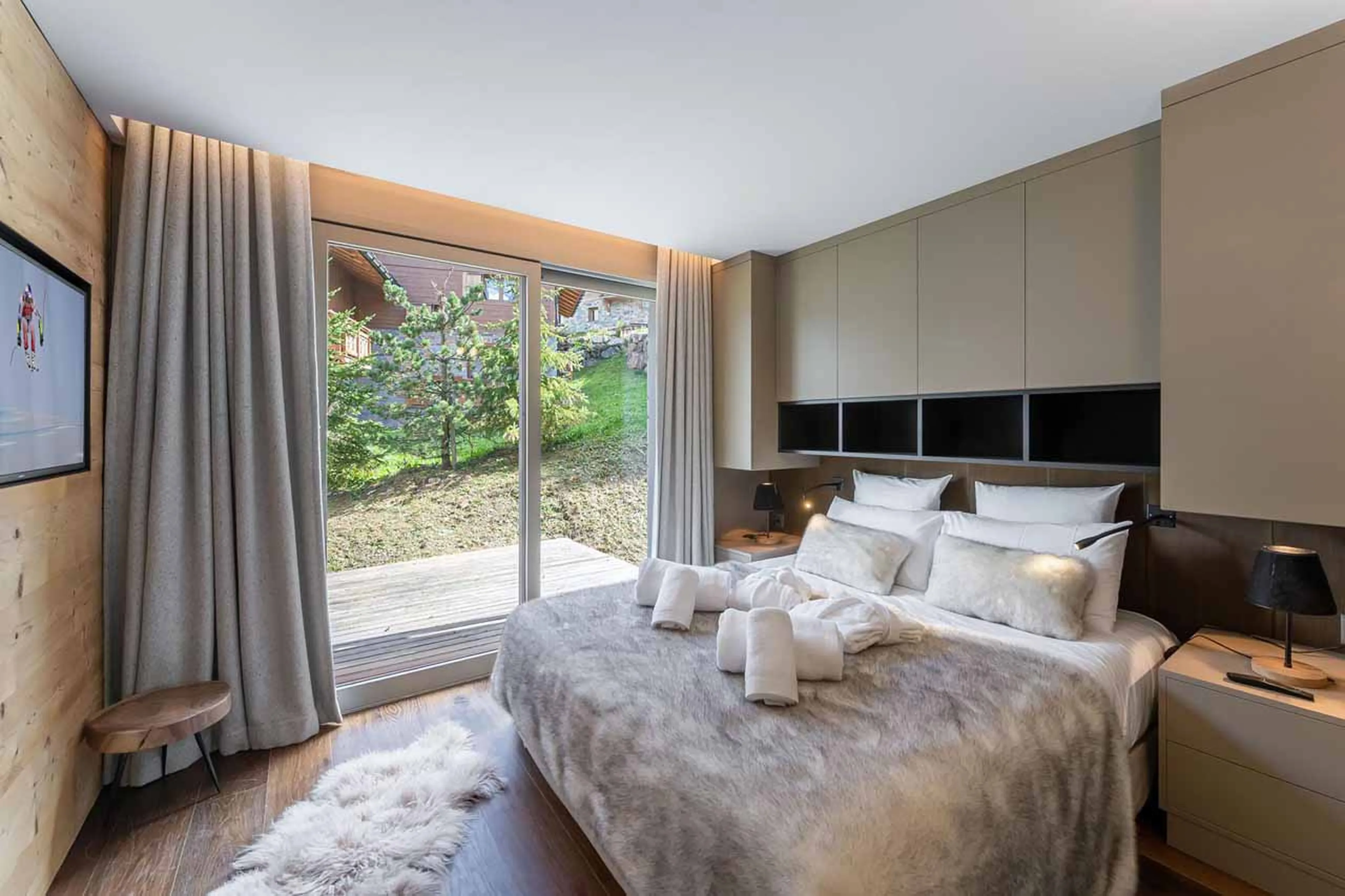 Double bedroom with terrace access at Chalet Acelia in Courchevel 1550