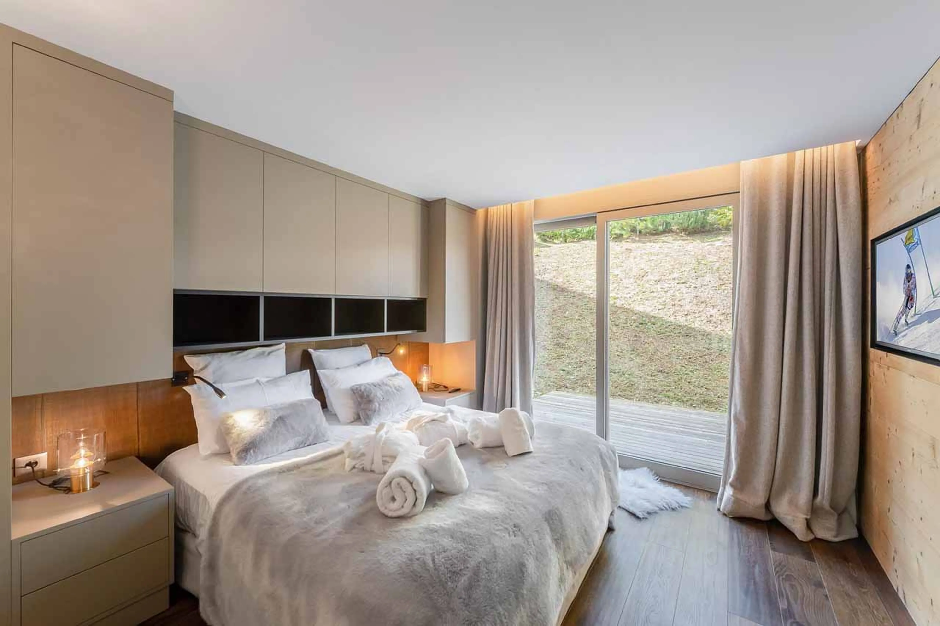 Double bedroom with terrace access at Chalet Acelia in Courchevel 1550