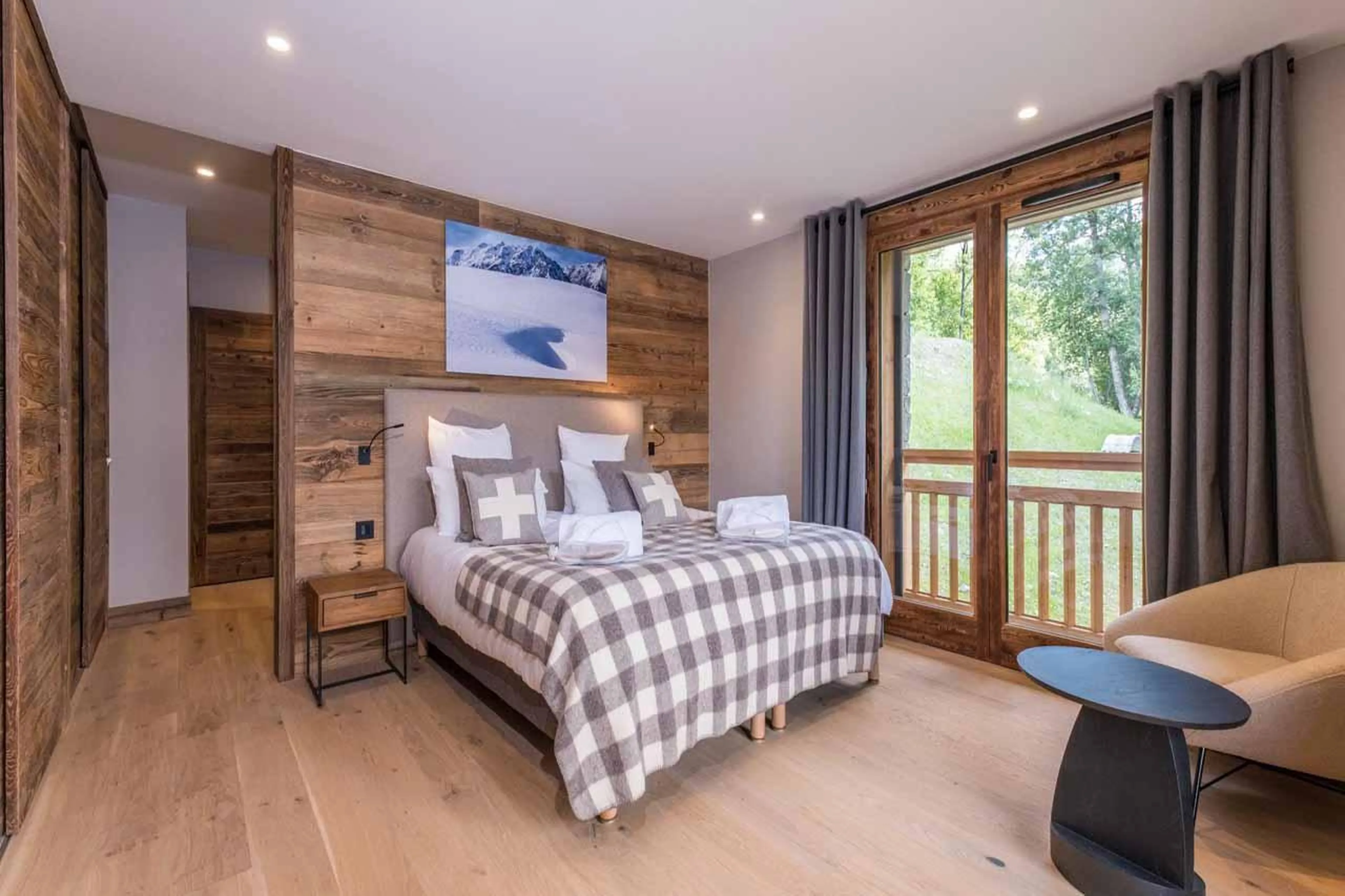 Double bedroom with armchair in Chalet Acolou, Saint Martin de Belleville