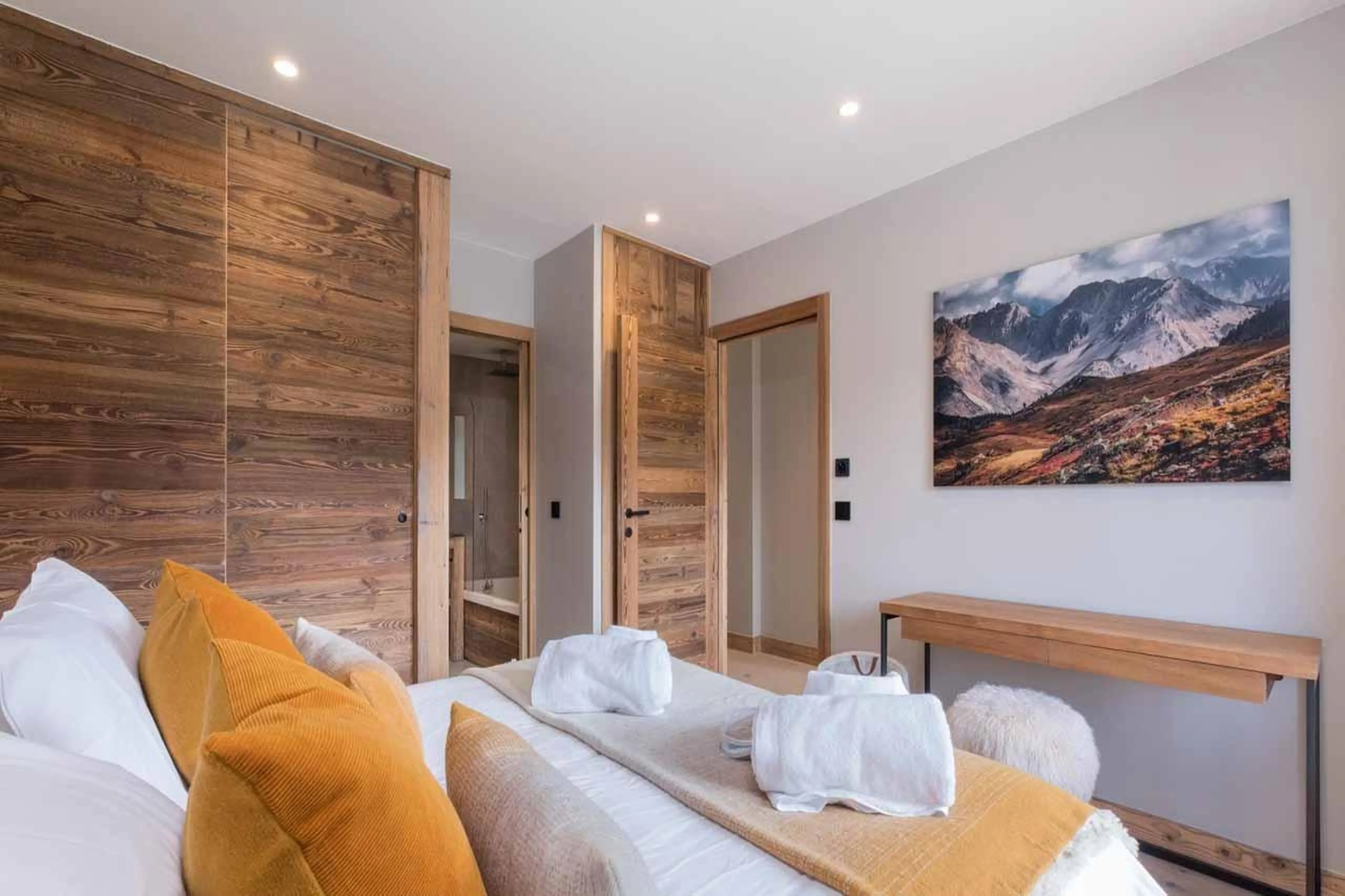 Double bedroom with built-in wardrobes in Chalet Acolou, Saint Martin de Belleville