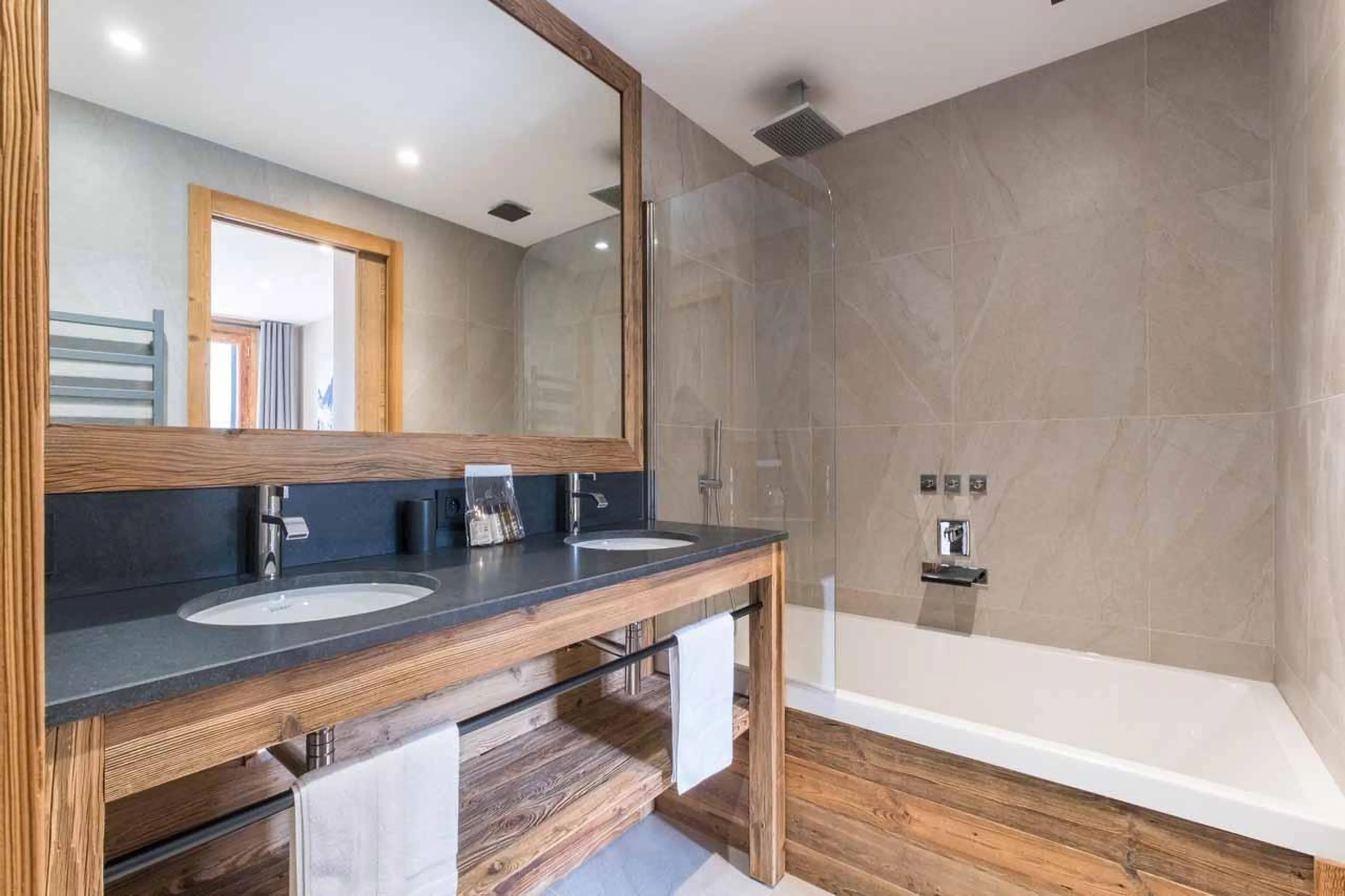 Bathroom with double basin in Chalet Acolou, Saint Martin de Belleville