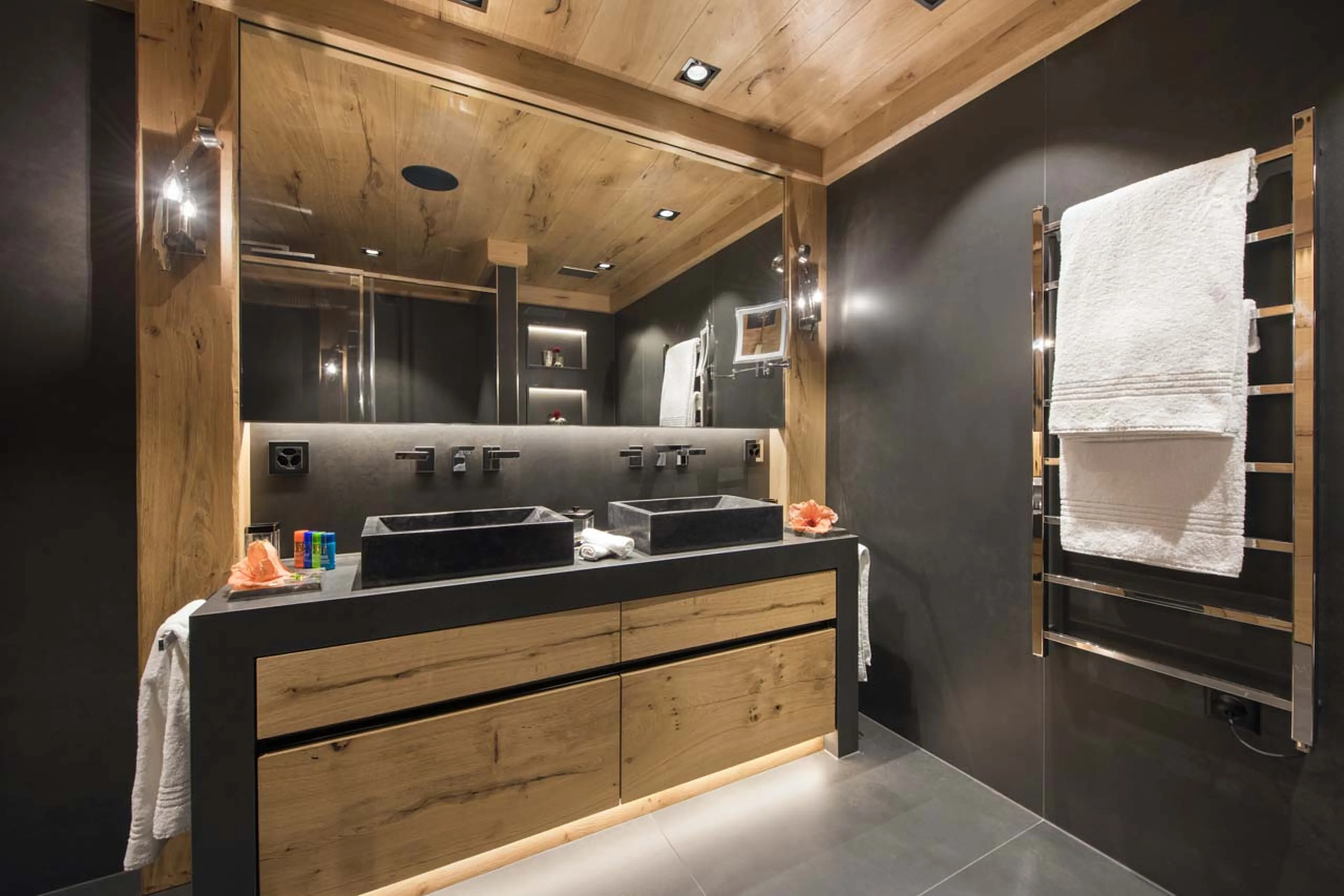 Twin basing in shower room of Chalet Aconcagua in Zermatt