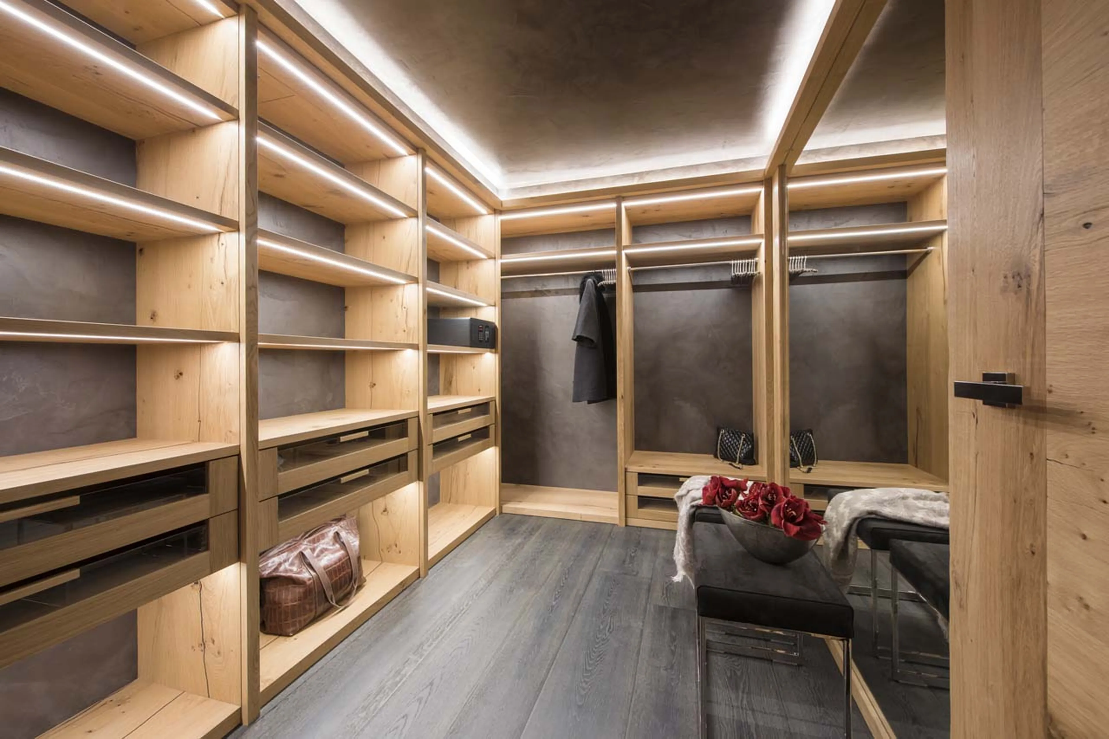 Spacious dressing room in Chalet Aconcagua in Zermatt