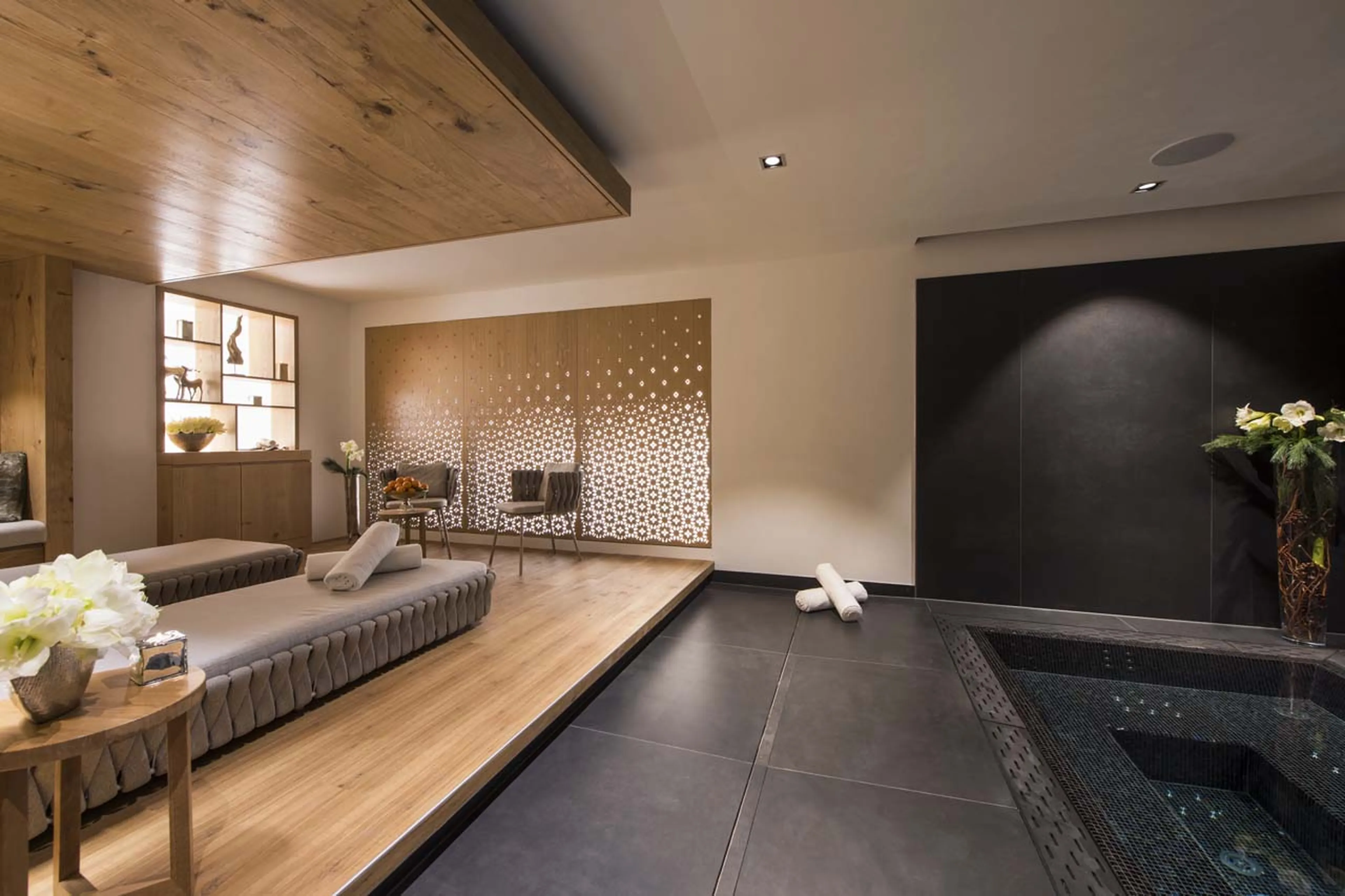 Relaxation area beside hot tub