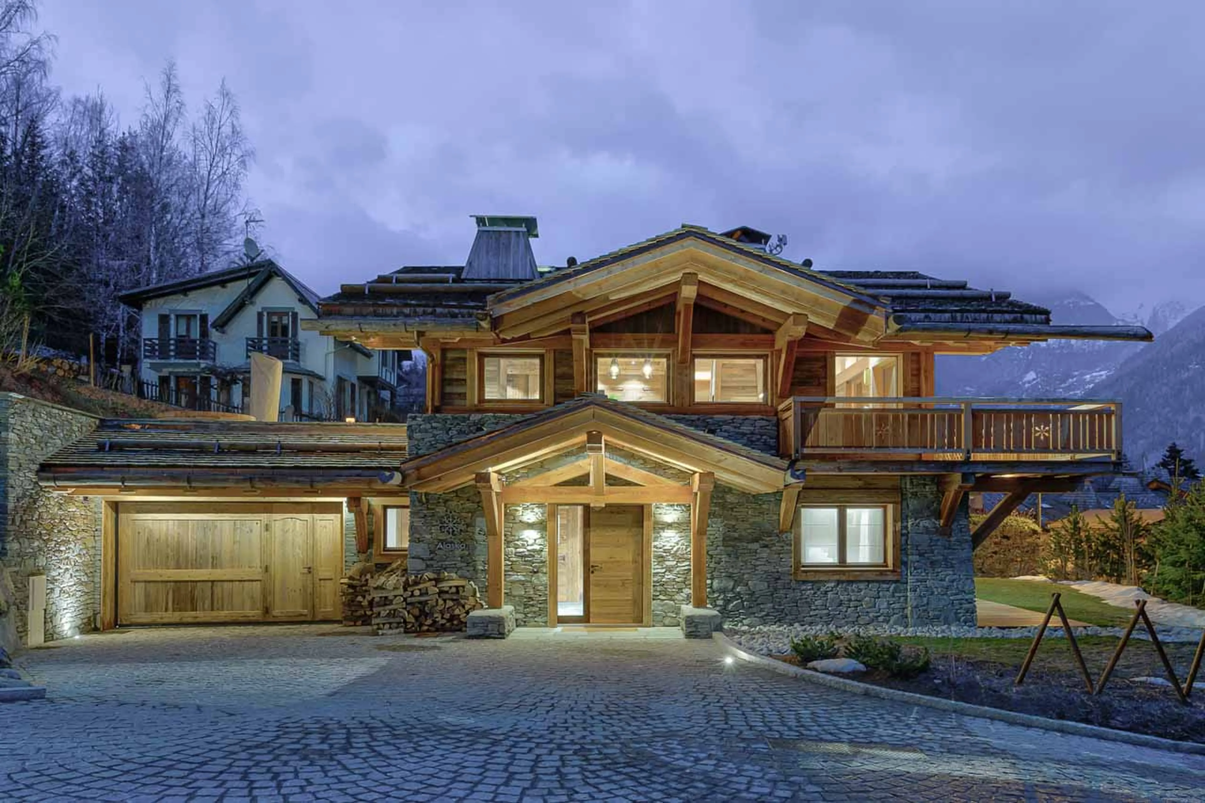Chalet driveway at Chalet Alaska in Chamonix