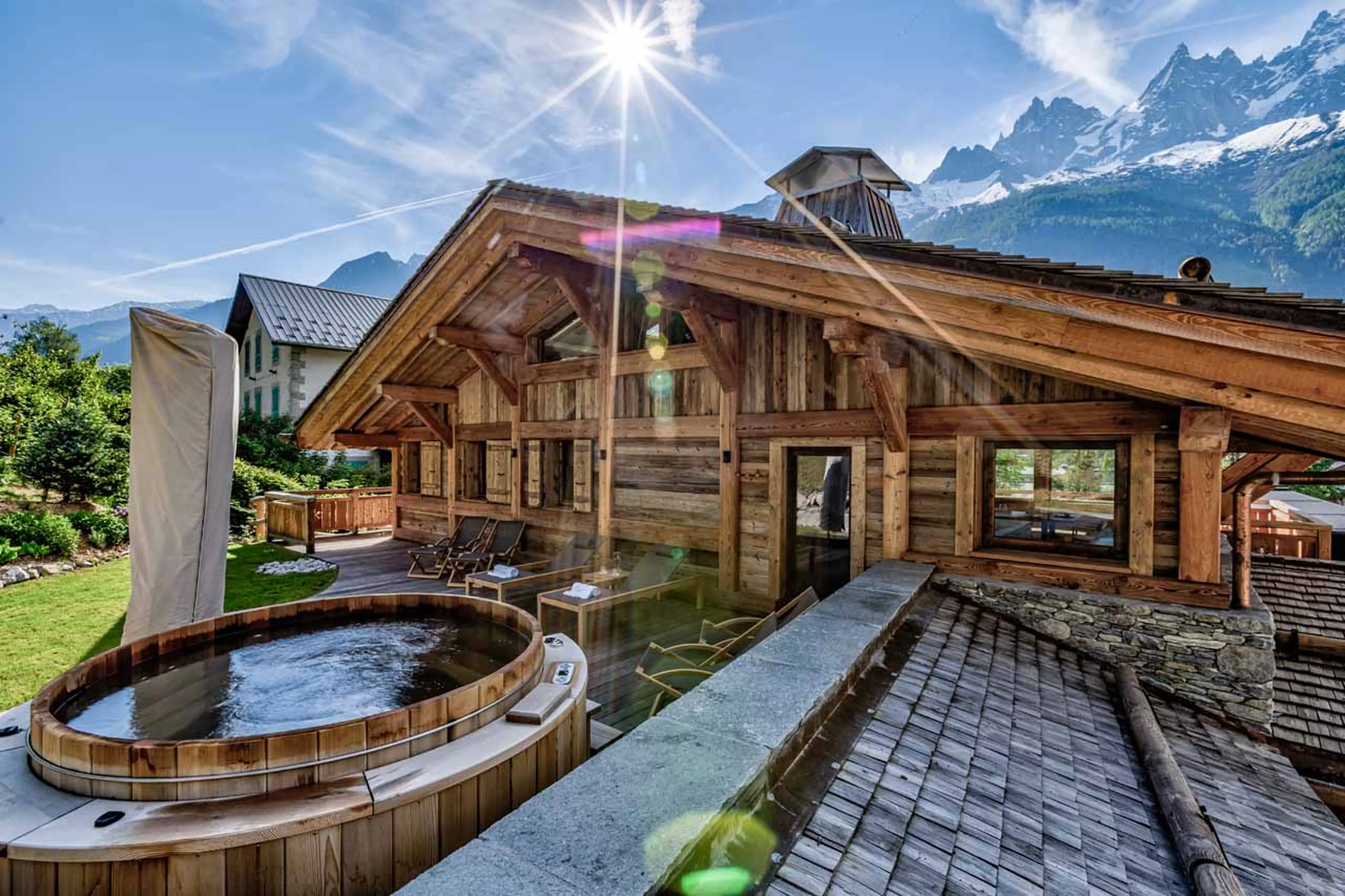 Outdoor hot tub at Chalet Alaska in Chamonix