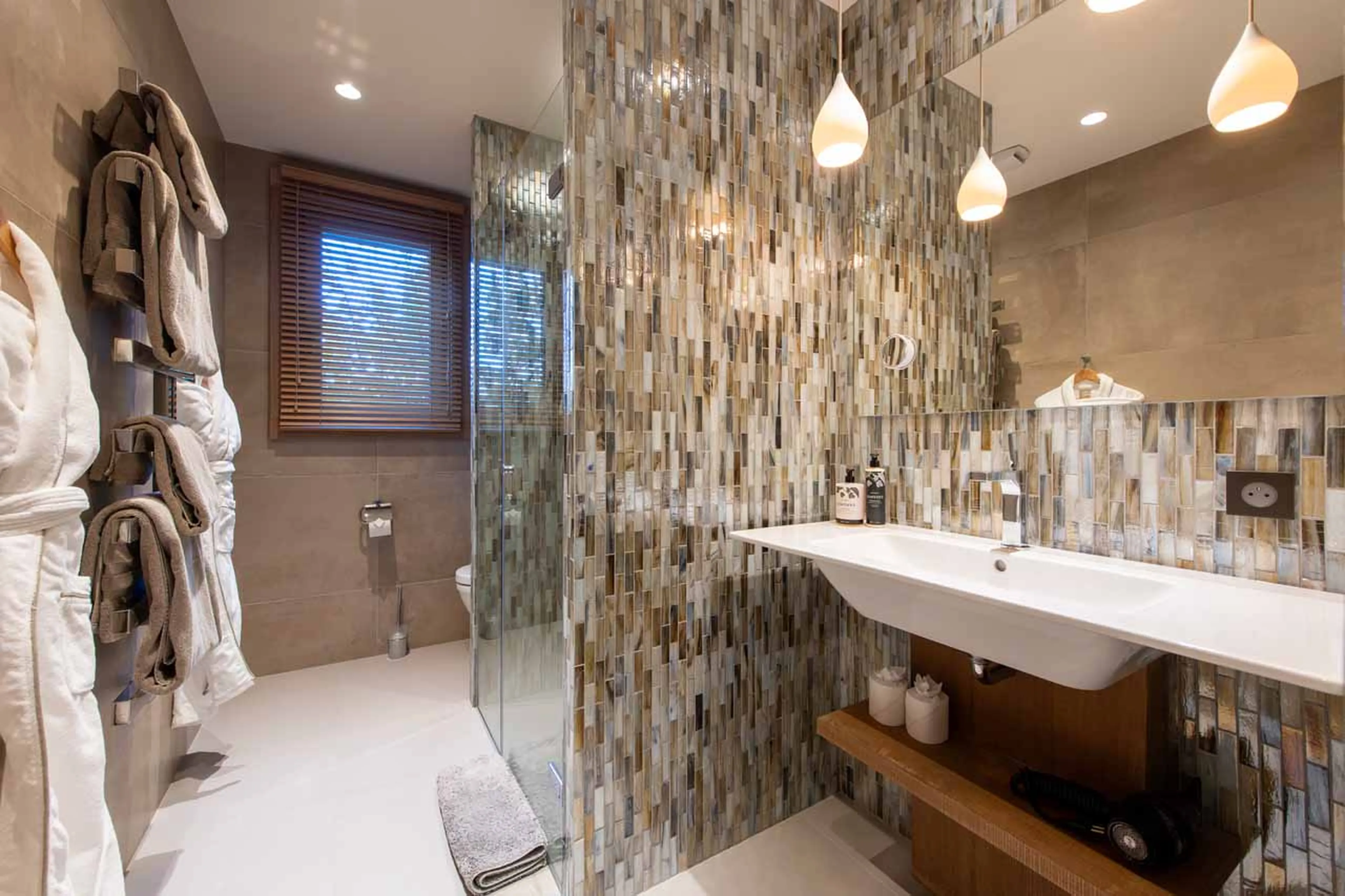 Bathroom two at Chalet Alpaca in Meribel