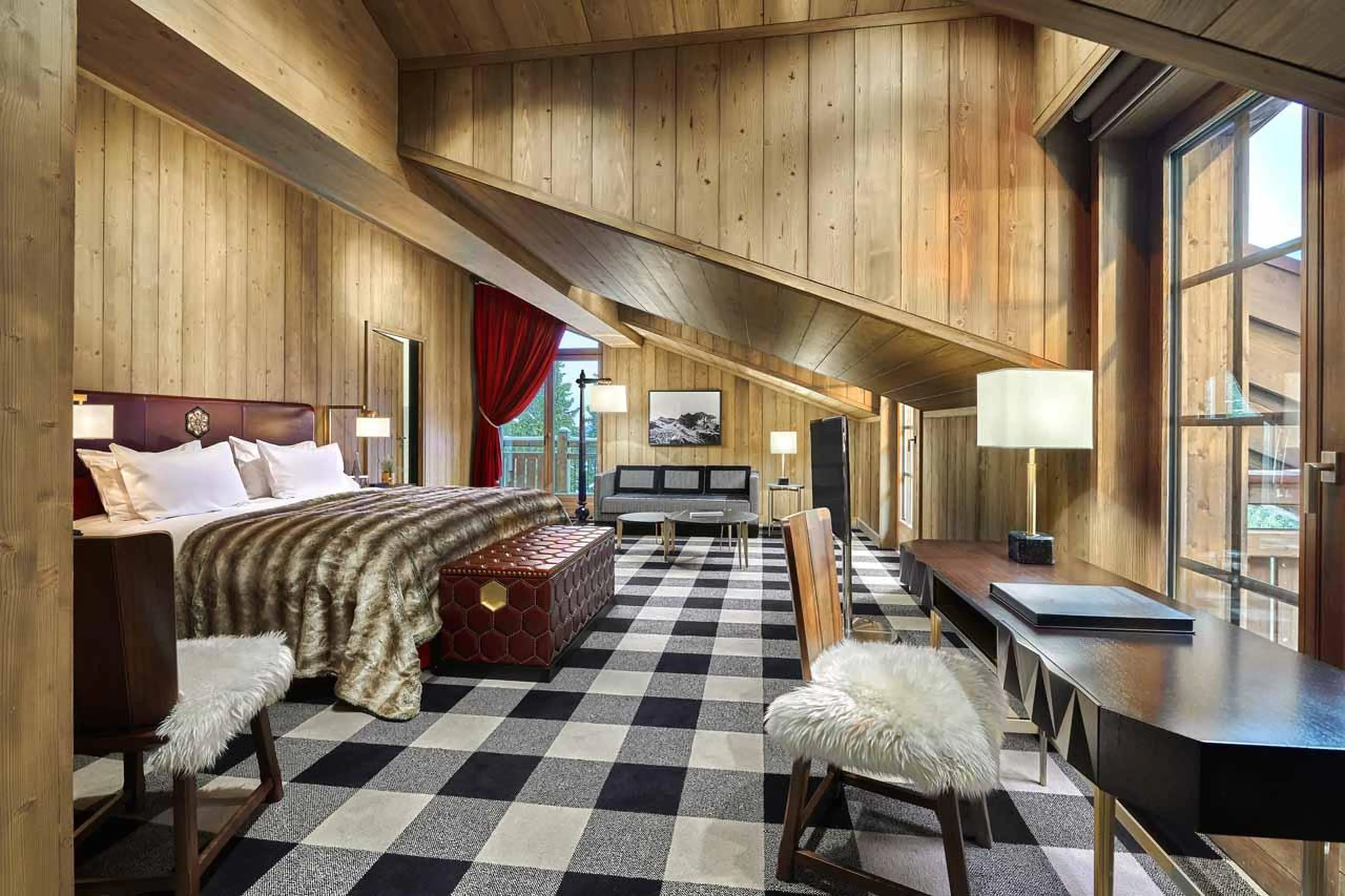 King size/twin en suite bedroom with access to the balcony of Chalet Alpensia in Courchevel 1850