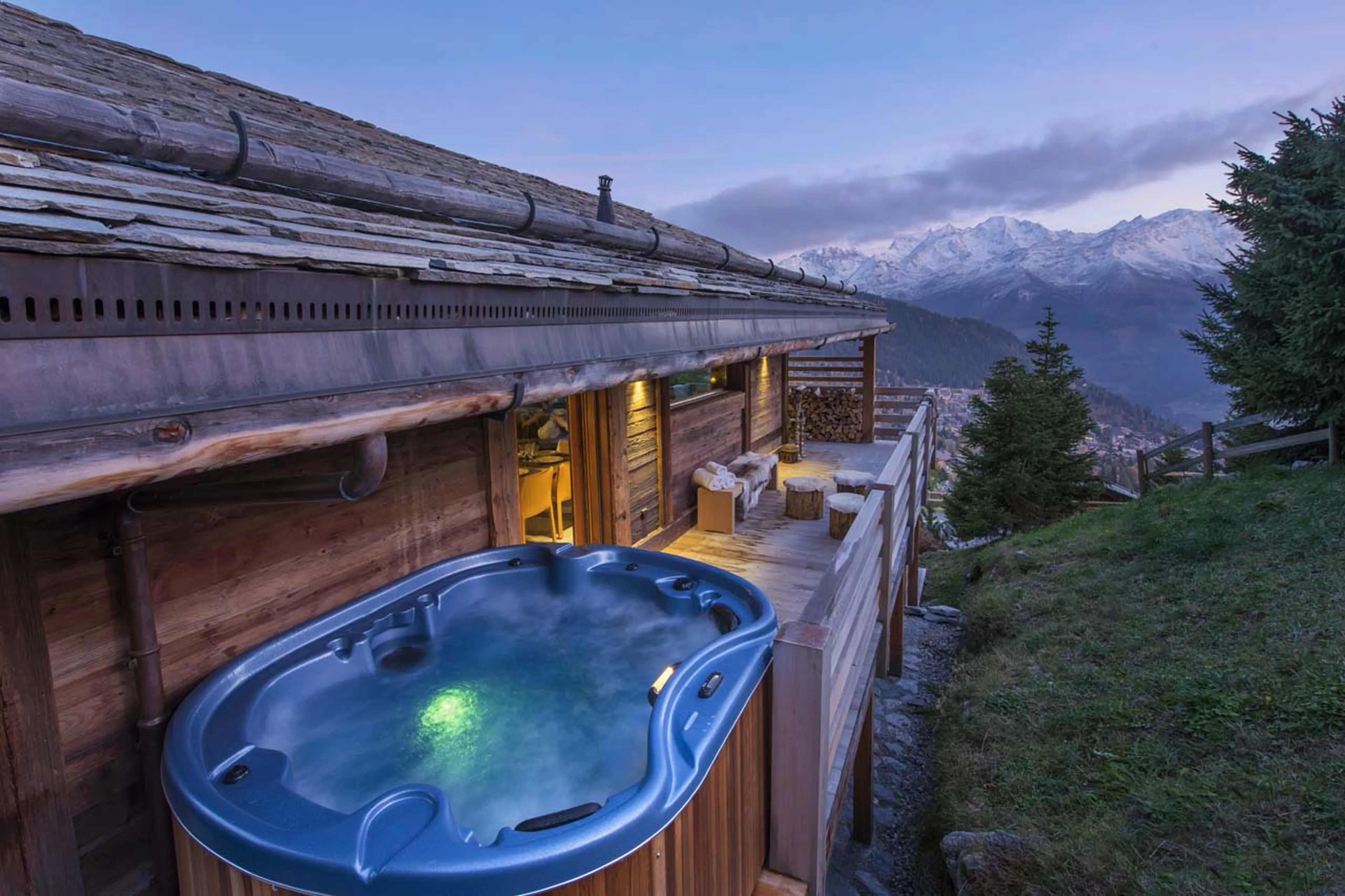 Outdoor hot tub in Chalet Alpine Roc in Verbier