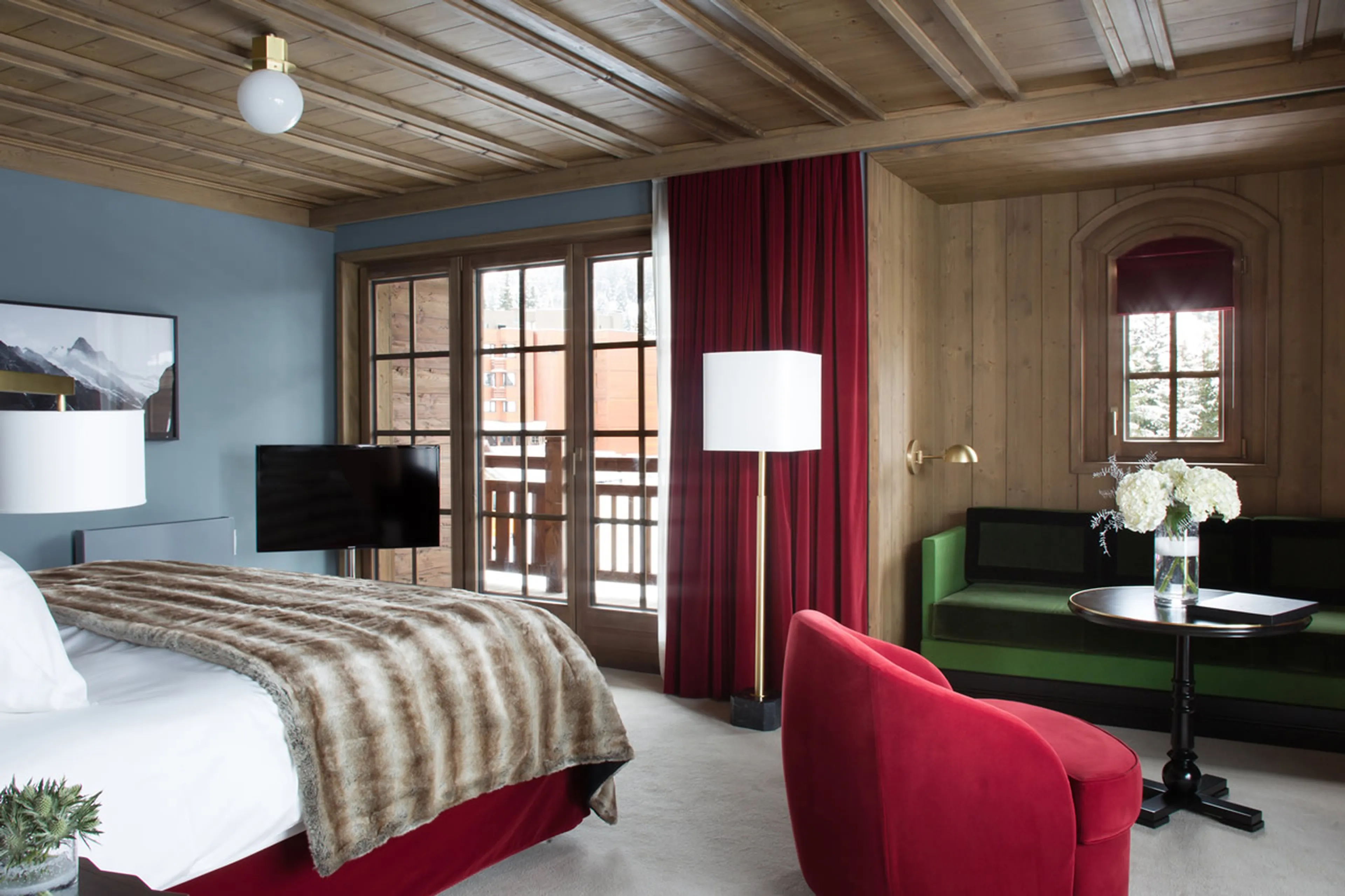 King size/twin bedroom with seating area an access to a balcony of Chalet Amarante in Courchevel 185