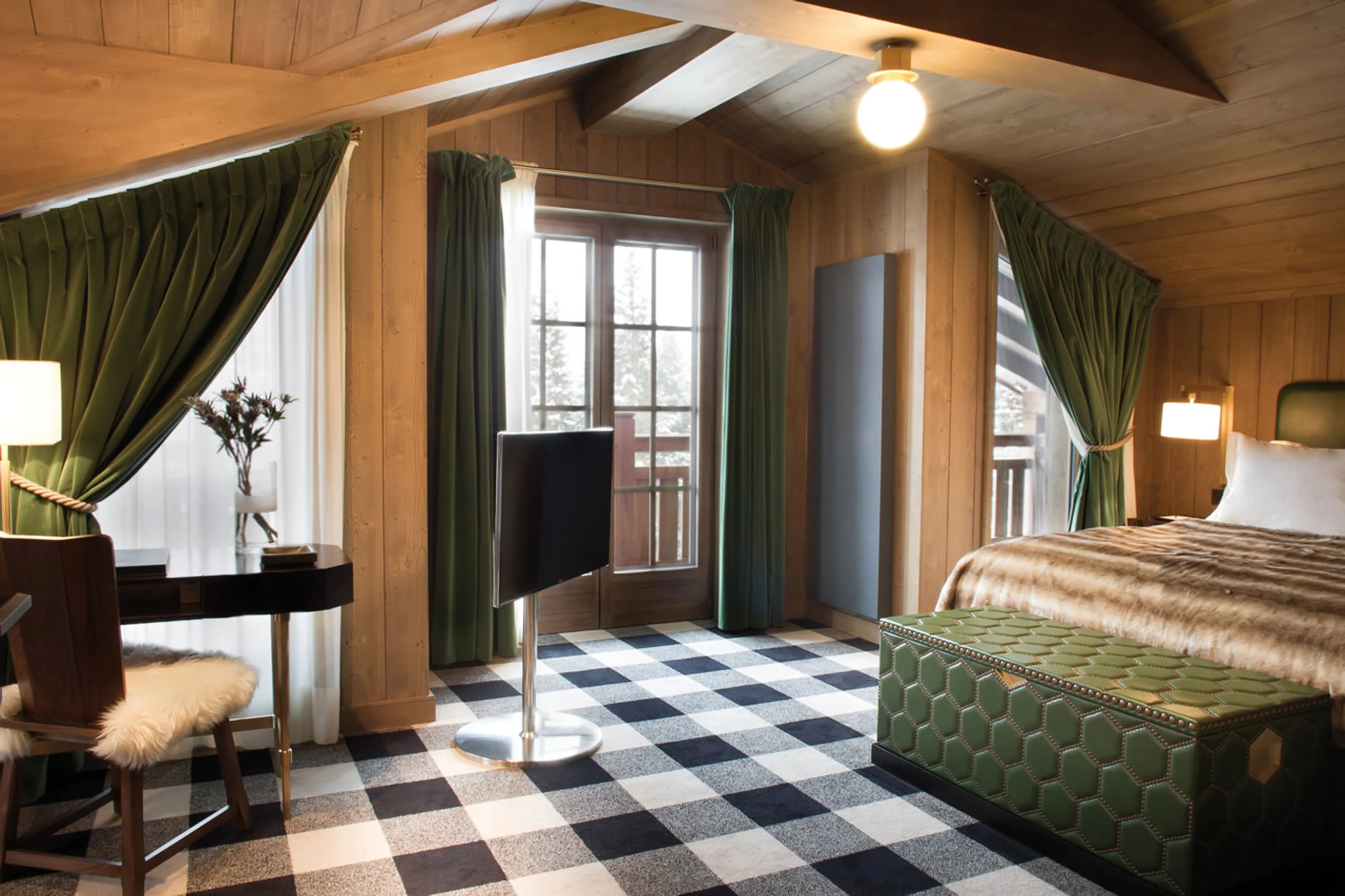King size/twin bedroom, ‘mansarde’ room and private balcony in Chalet Amarante in Courchevel 1850