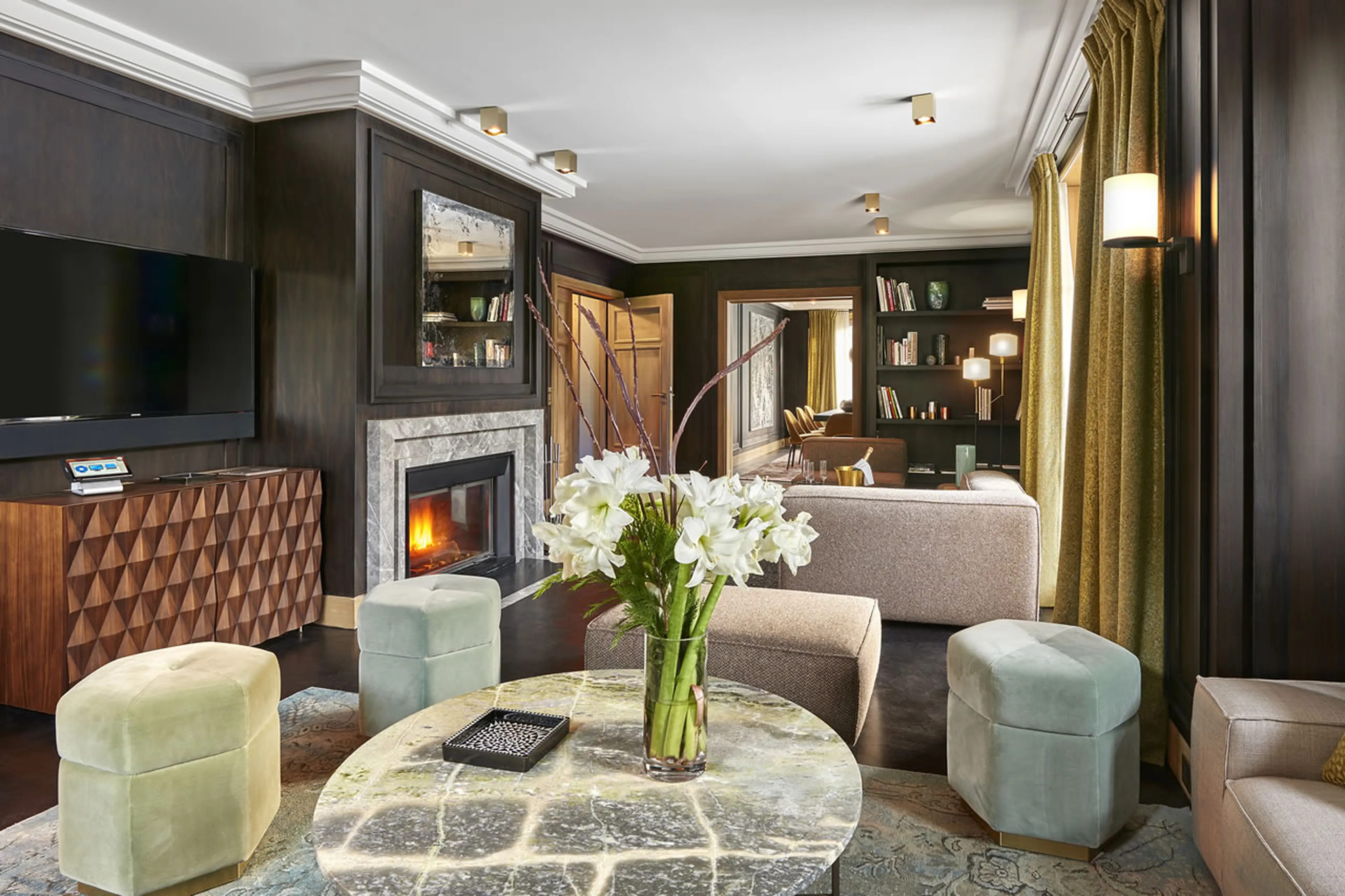 Living area with central fireplace in Chalet Amarante in Courchevel 1850