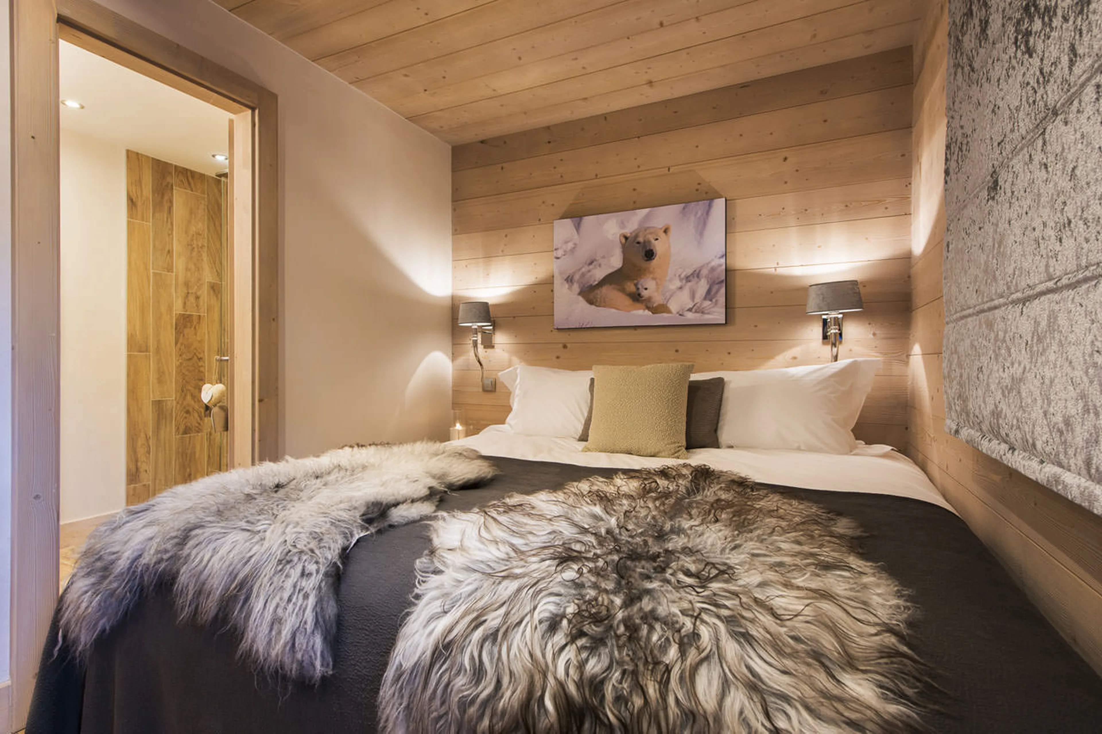 Bedroom two twin/double beds at Chalet Ambre in Tignes Le lac