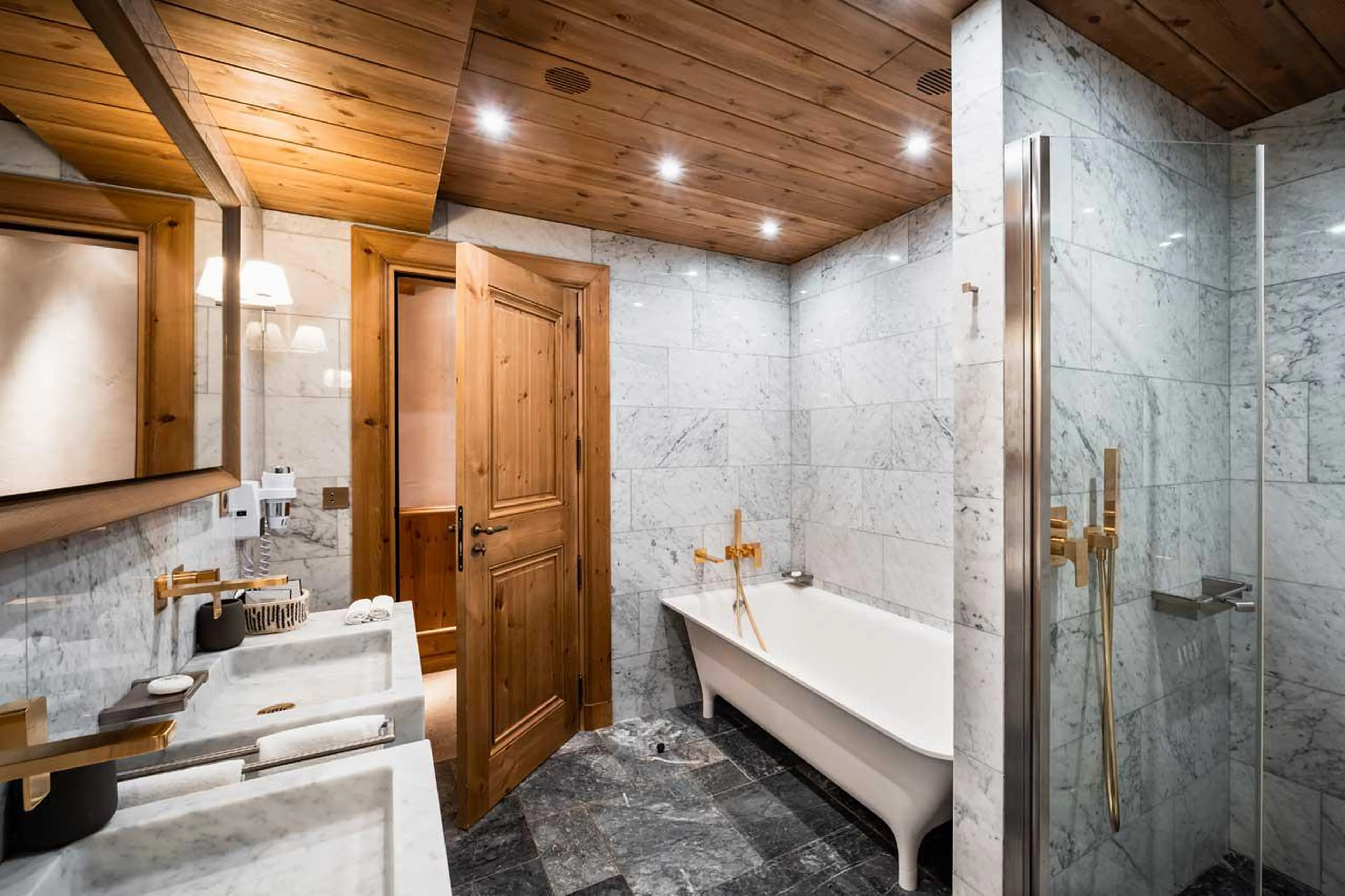 Tasteful en suite bathroom of family suite in Chalet Ambre in Val d’ Isere