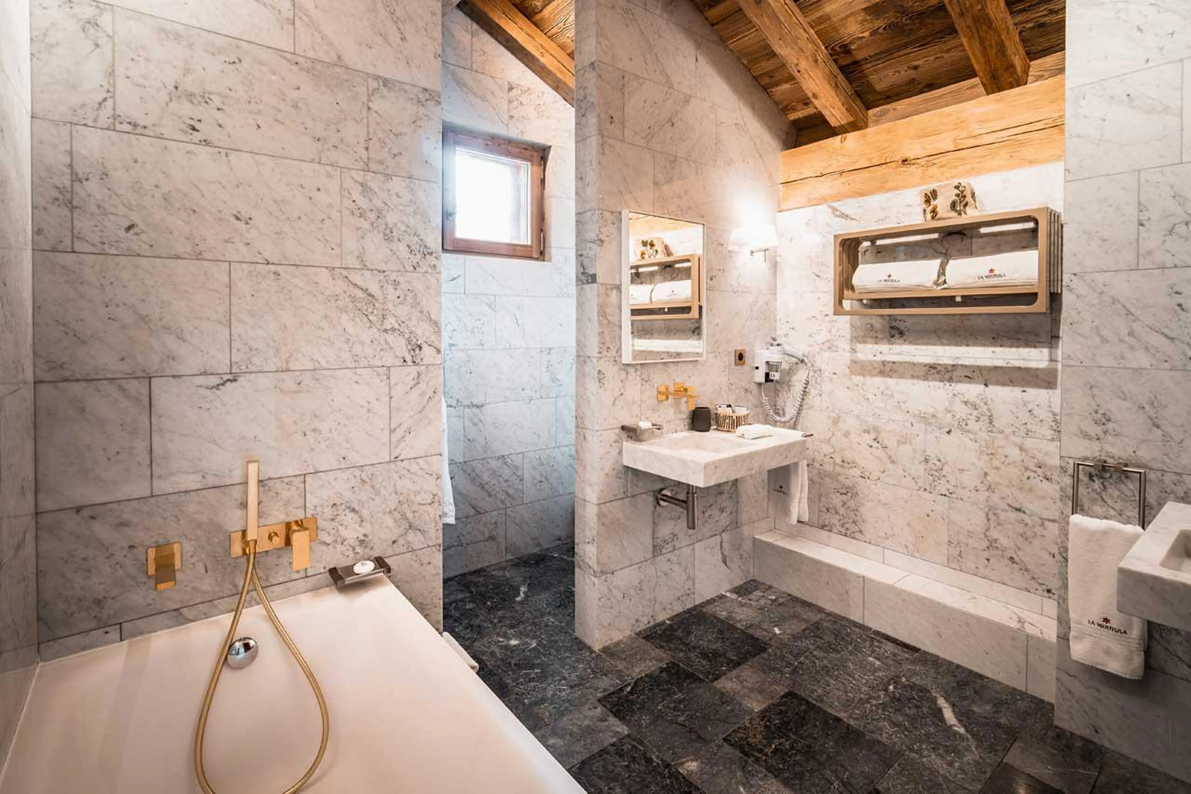 En-suite bathroom five in Chalet Ambre in Val d’Isere