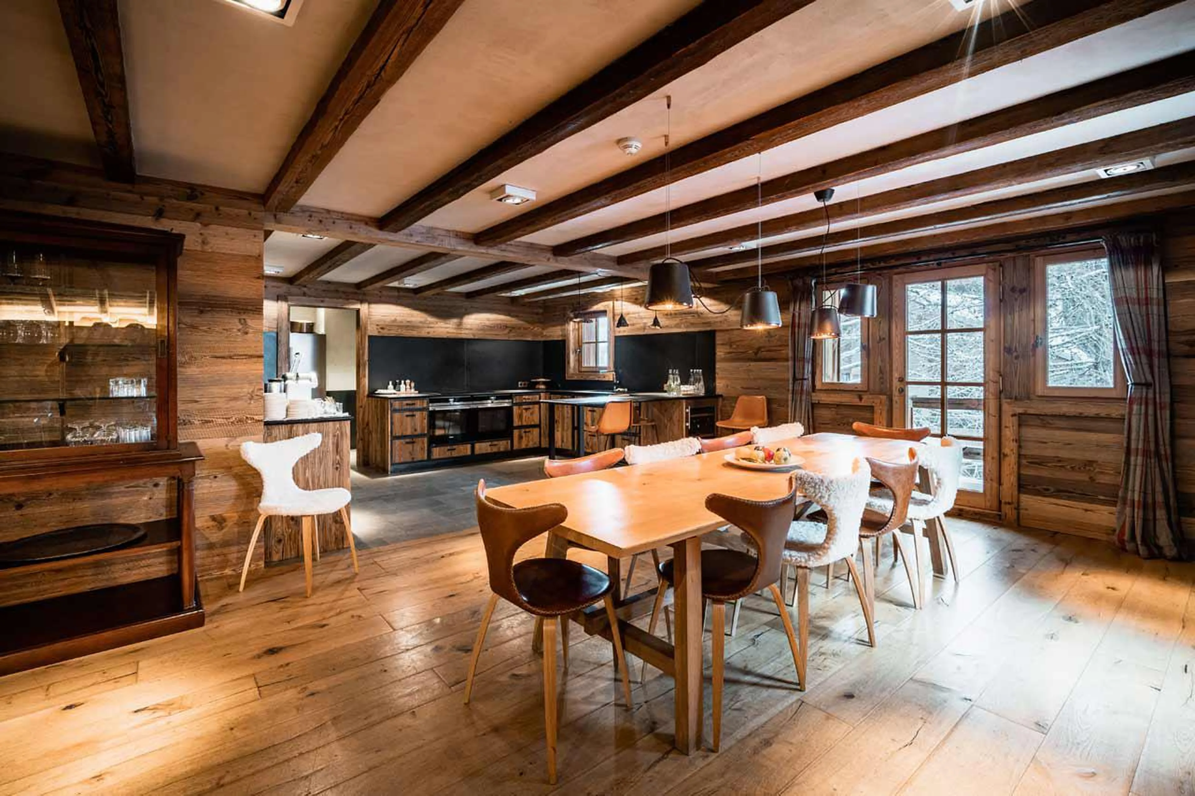 Open plan kitchen with breakfast counter in Chalet Ambre in Val d’ Isere