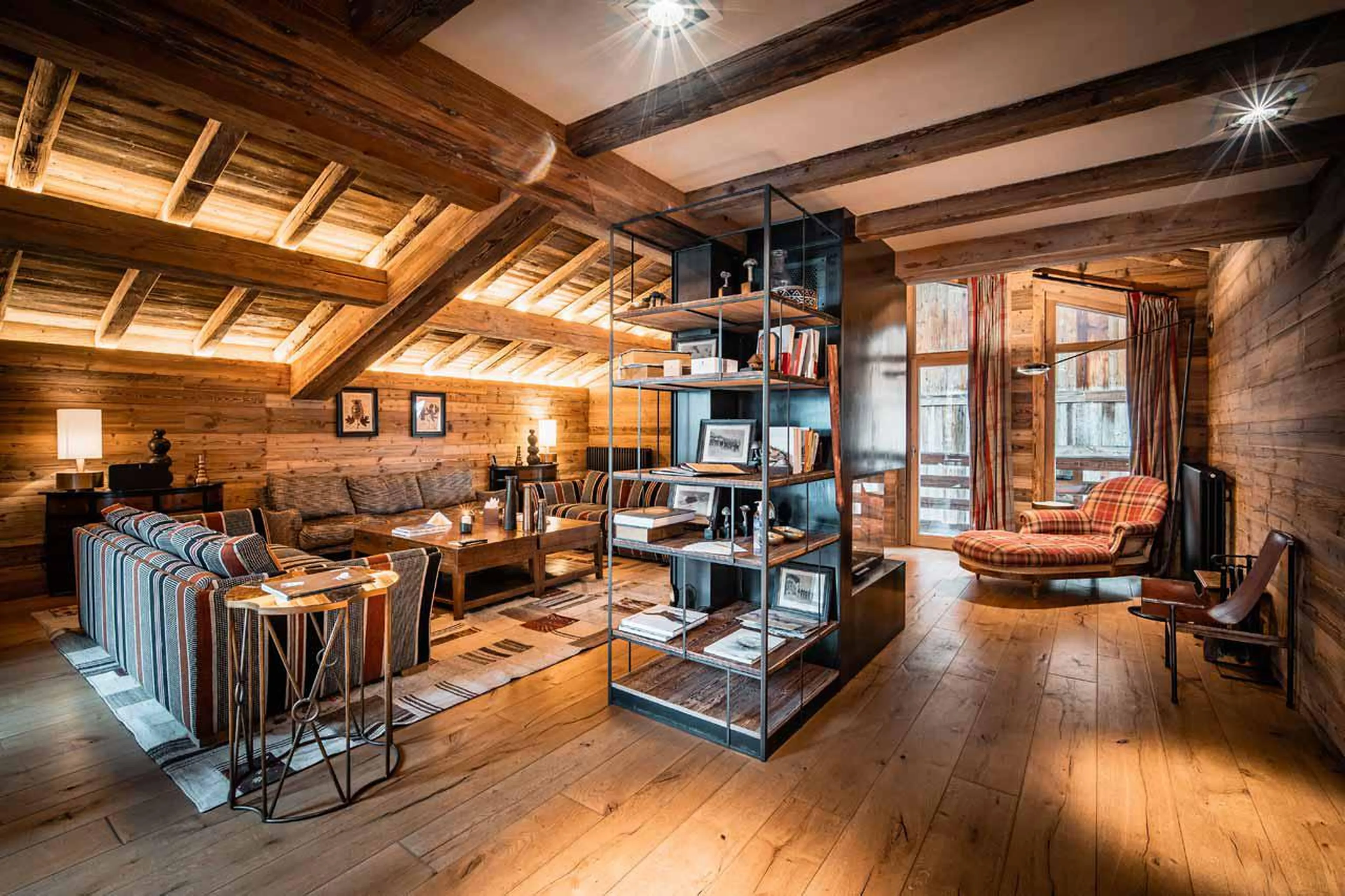 Living area with vaulted ceiling in Chalet Ambre in Val d’ Isere