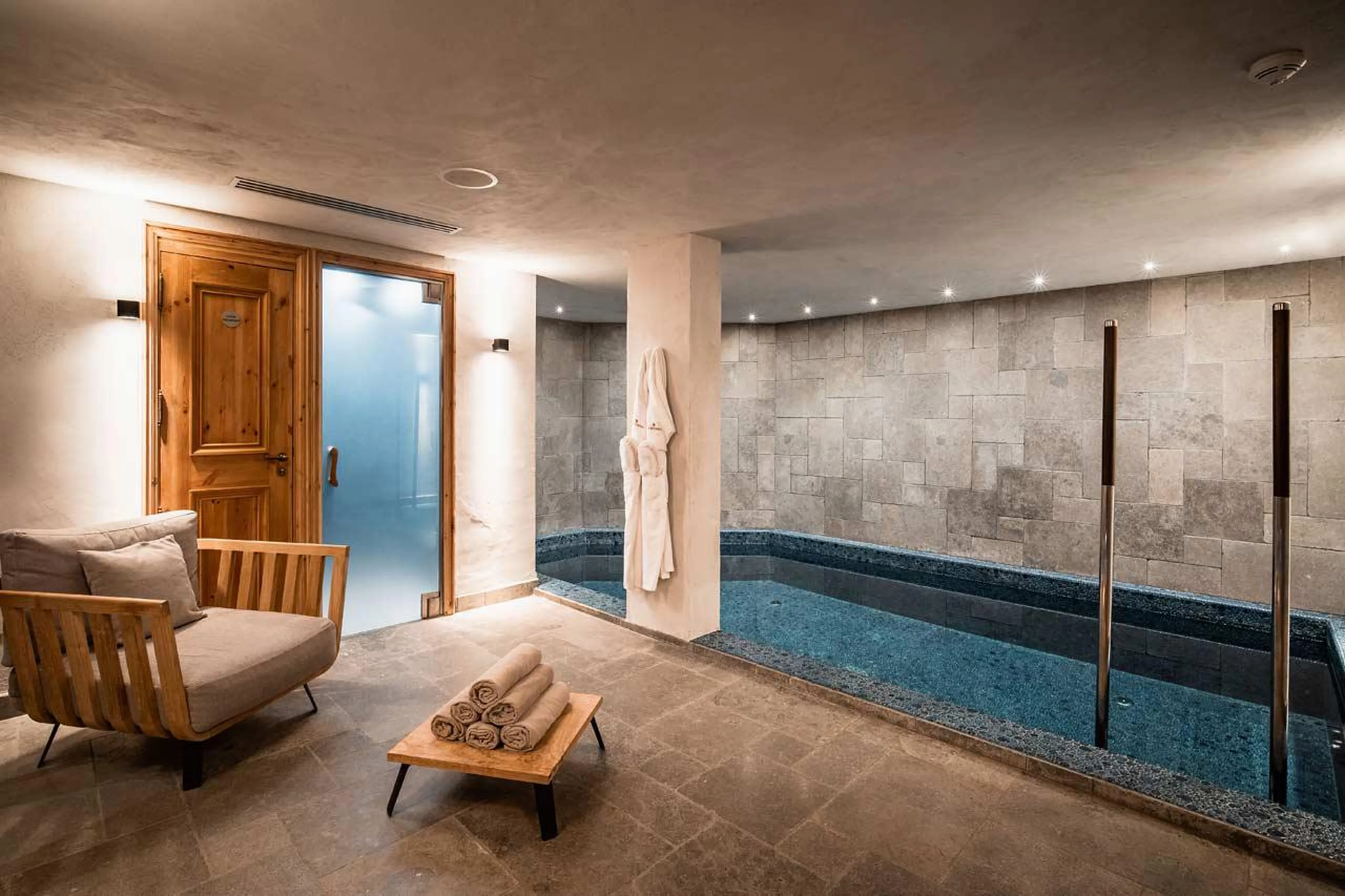 Indoor swimming pool and comfortable seating in Chalet Ambre in Val d’ Isere