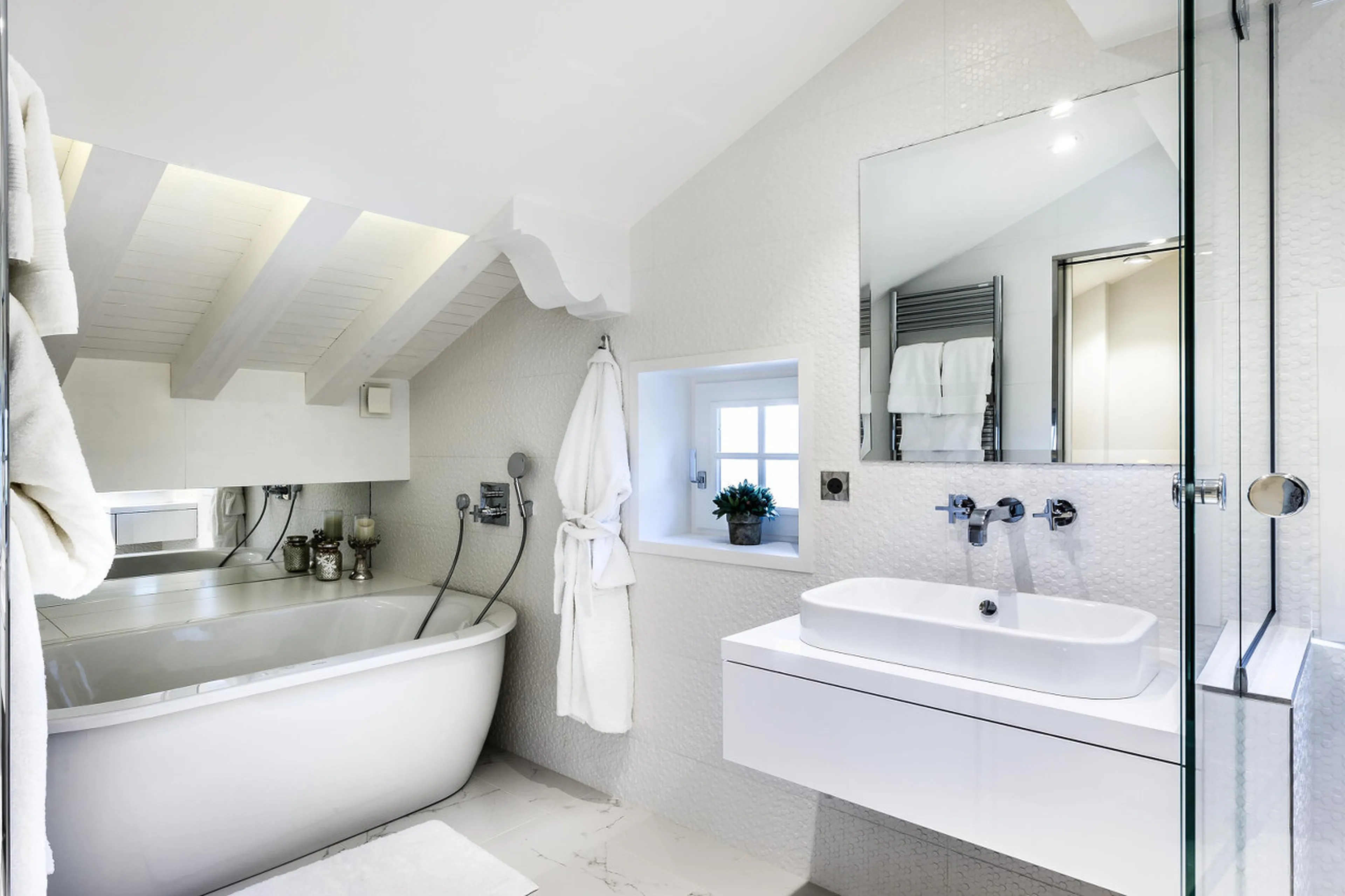En-suite bathroom with bath, shower and separate WC in Chalet Amnesia in Courchevel 1650
