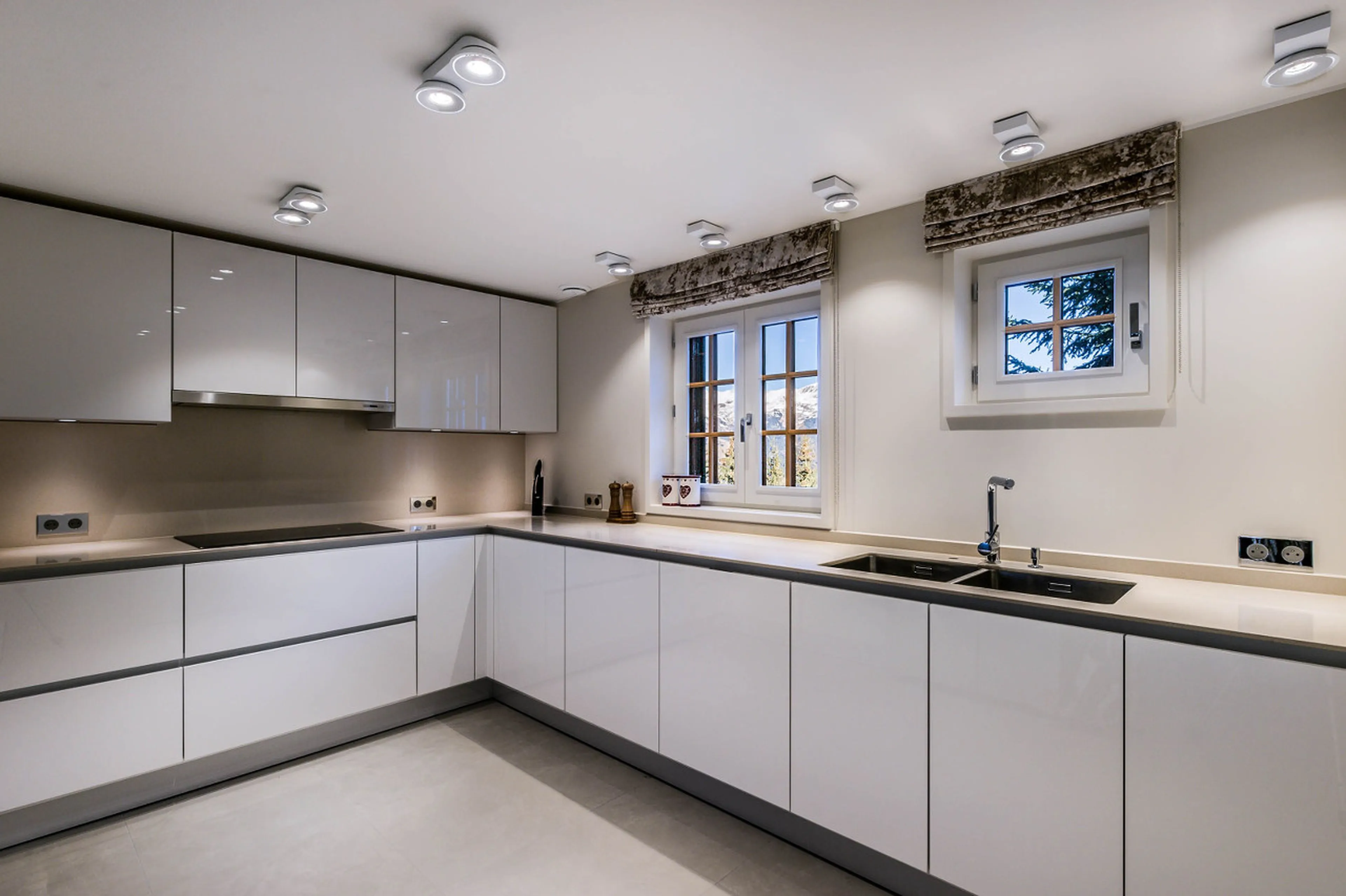 Fully equipped kitchen with wine cellar in Chalet Amnesia in Courchevel 1650