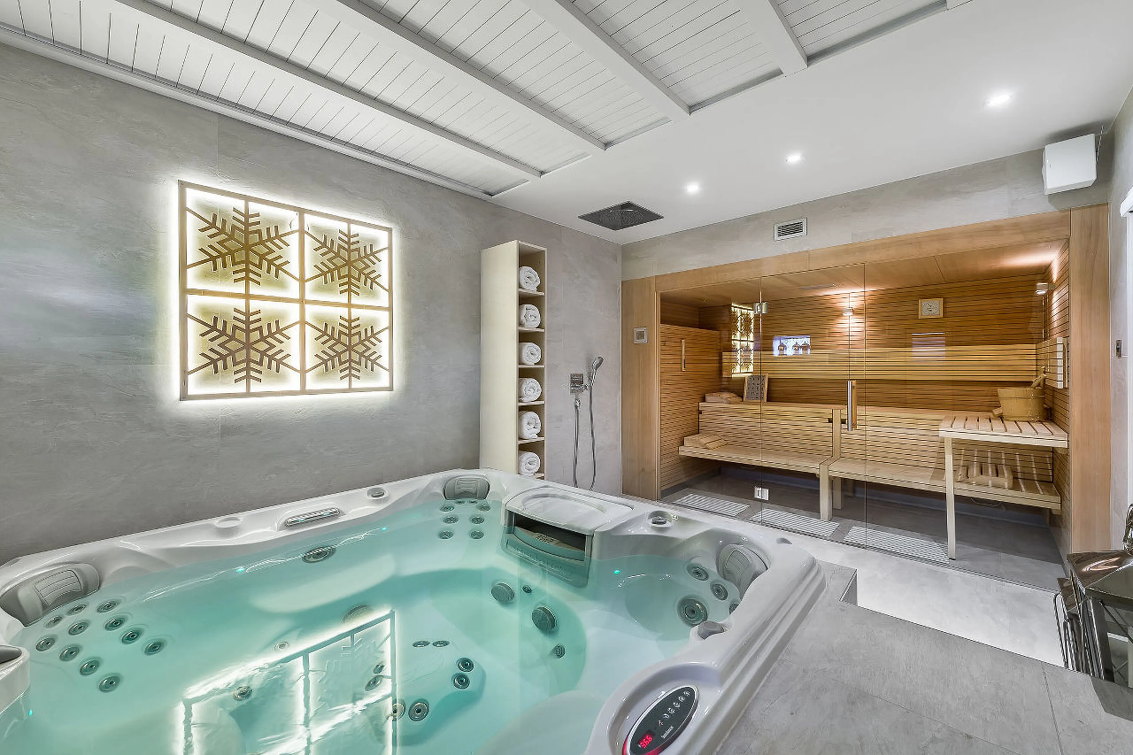 Wellness area of Chalet Amnesia in Courchevel 1650 with Jacuzzi and sauna